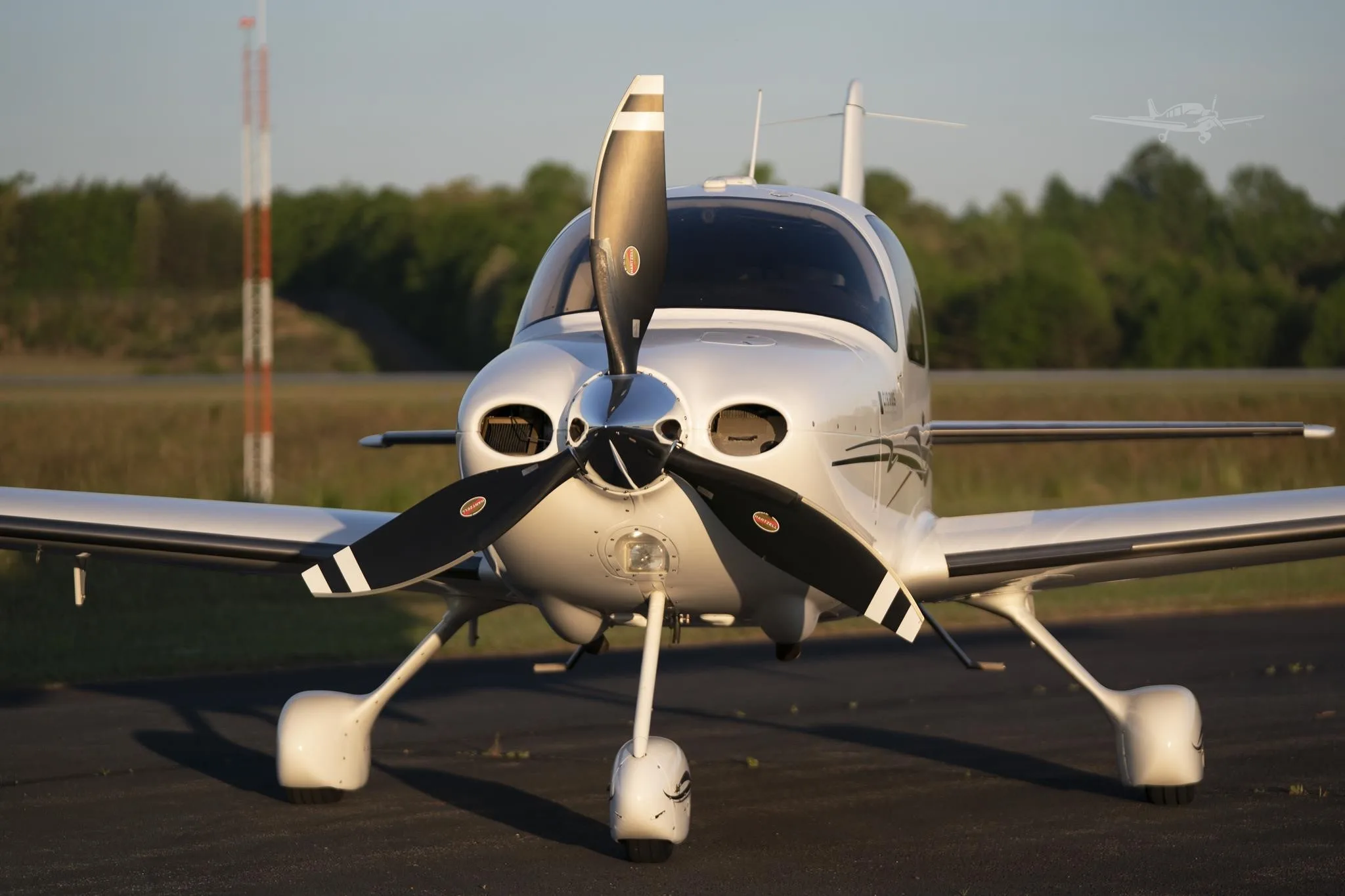 Exterior view of a 2007 CIRRUS SR22-G3 TURBO, N279MT.