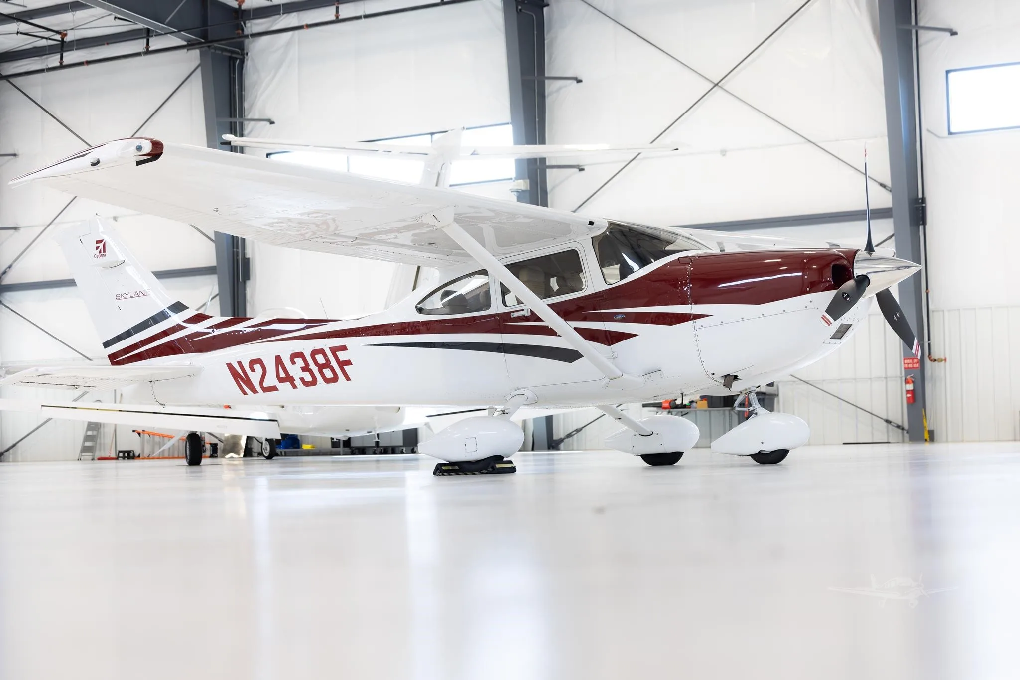 Exterior view of a 2006 CESSNA 182T SKYLANE, N2438F.
