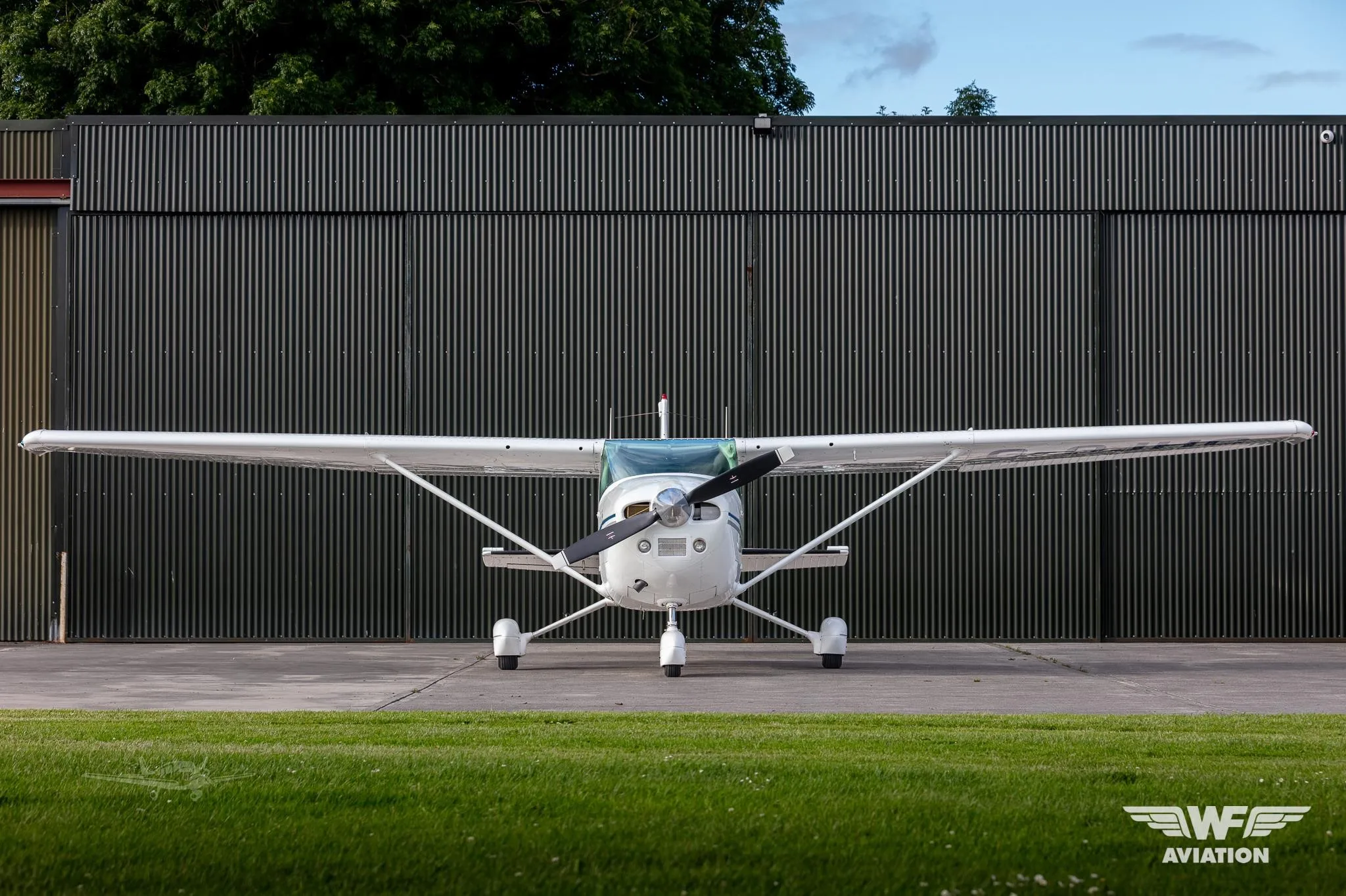 Exterior view of a 1976 CESSNA 182P SKYLANE, G-OJHC.