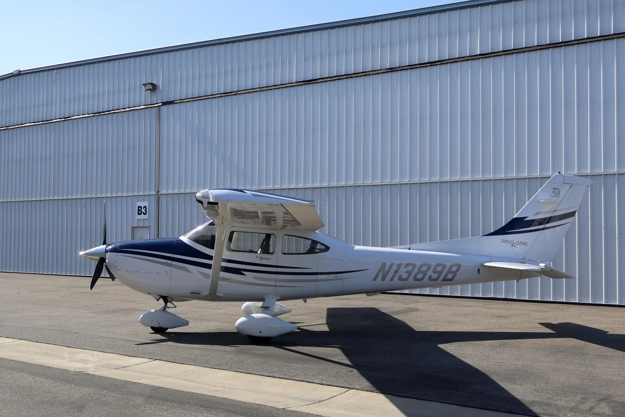 Exterior view of a 2005 CESSNA TURBO 182T SKYLANE, N138B.