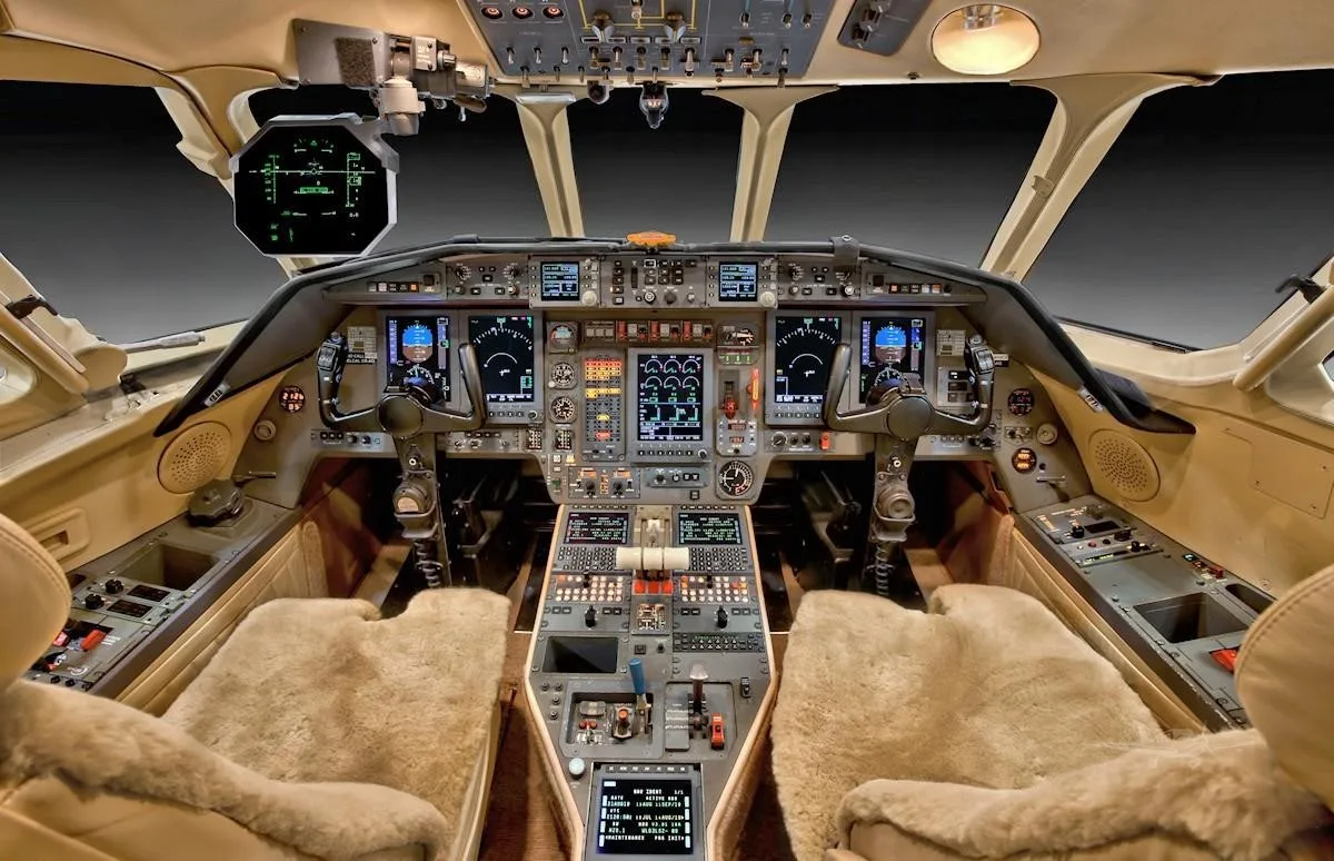 Cockpit and instrument panel of a 1999 DASSAULT FALCON 900EX.