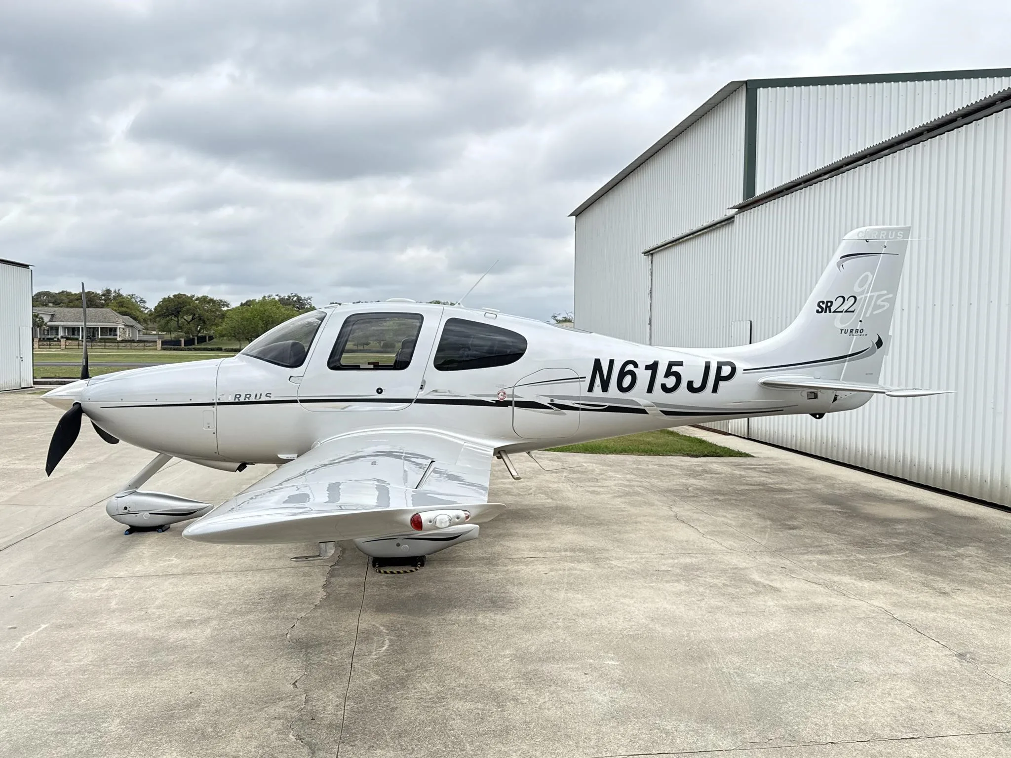 Exterior view of a 2007 CIRRUS SR22-G2 TURBO, N615JP.
