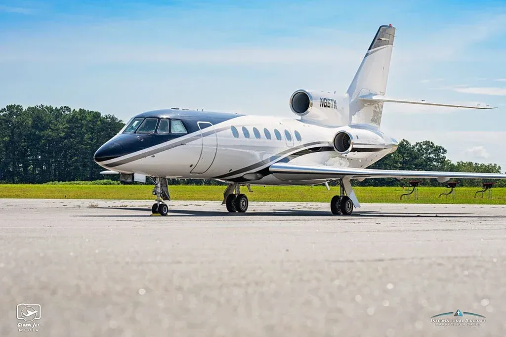Exterior view of a 1995 Dassault Falcon 50.