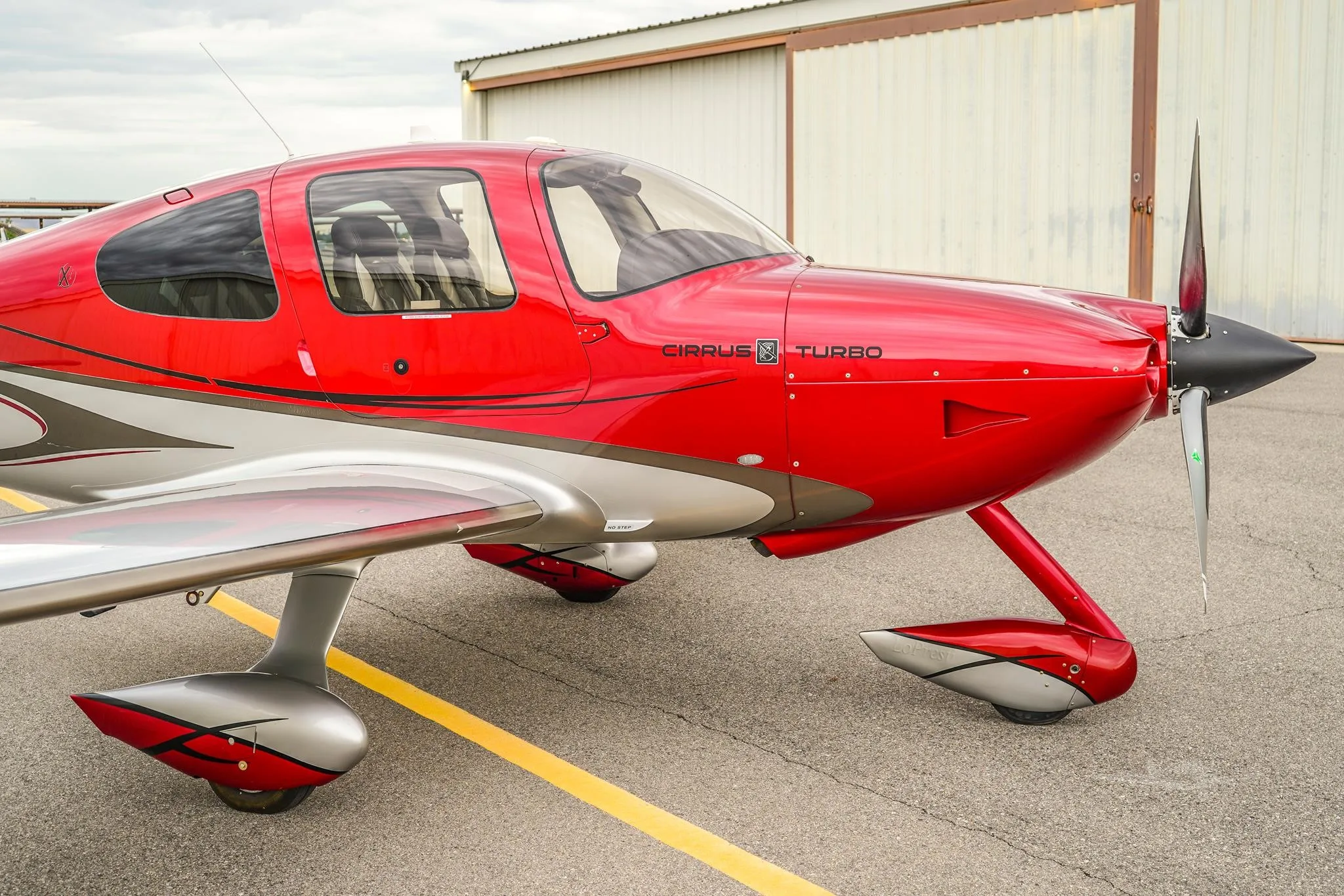 Exterior view of a 2009 CIRRUS SR22-G3 TURBO, N26VS.