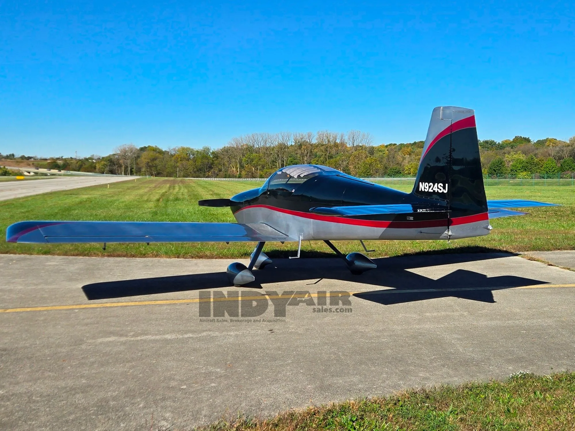 Exterior view of a Van's RV9A, N924SJ.