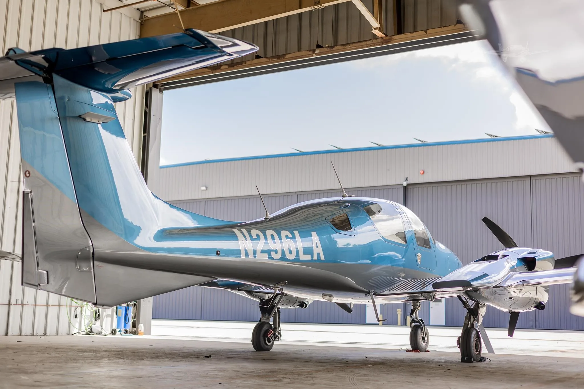 Exterior view of a 2019 DIAMOND DA62, N296LA.