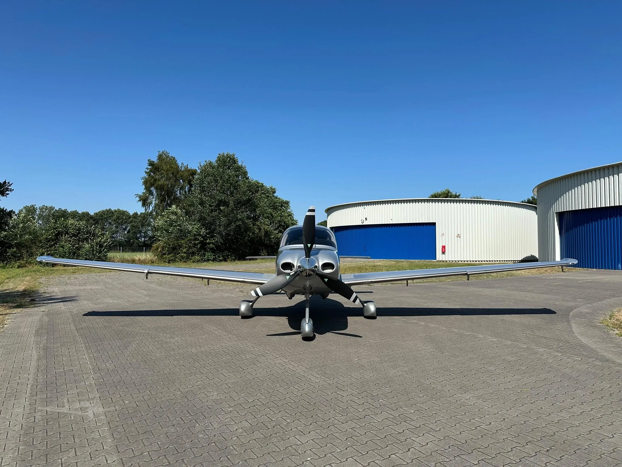 Exterior view of a 2011 CIRRUS SR22 TURBO, N552AM.