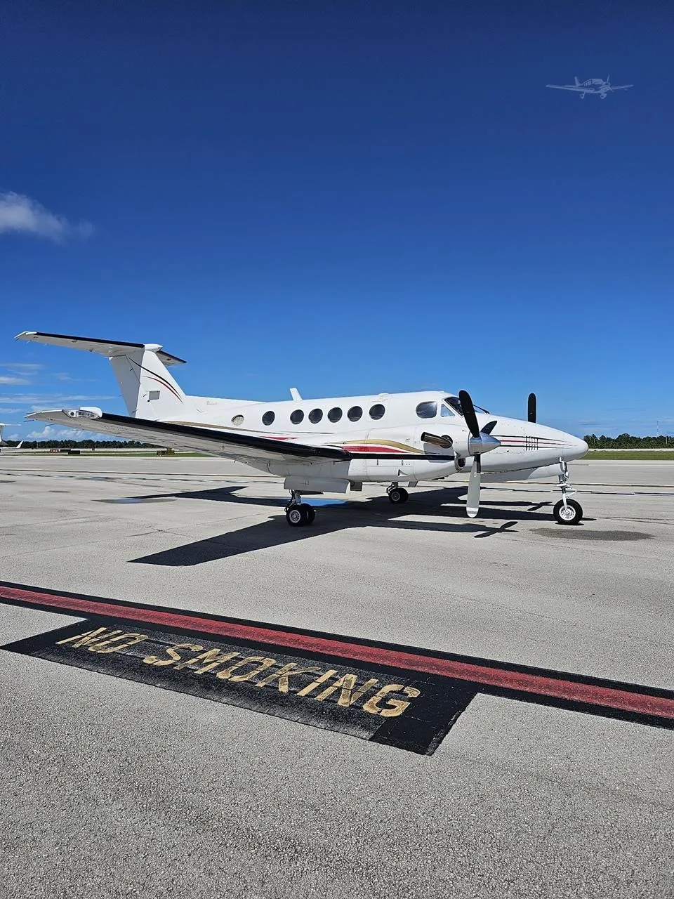Exterior view of a 1980 BEECHCRAFT KING AIR 200, N54TK.