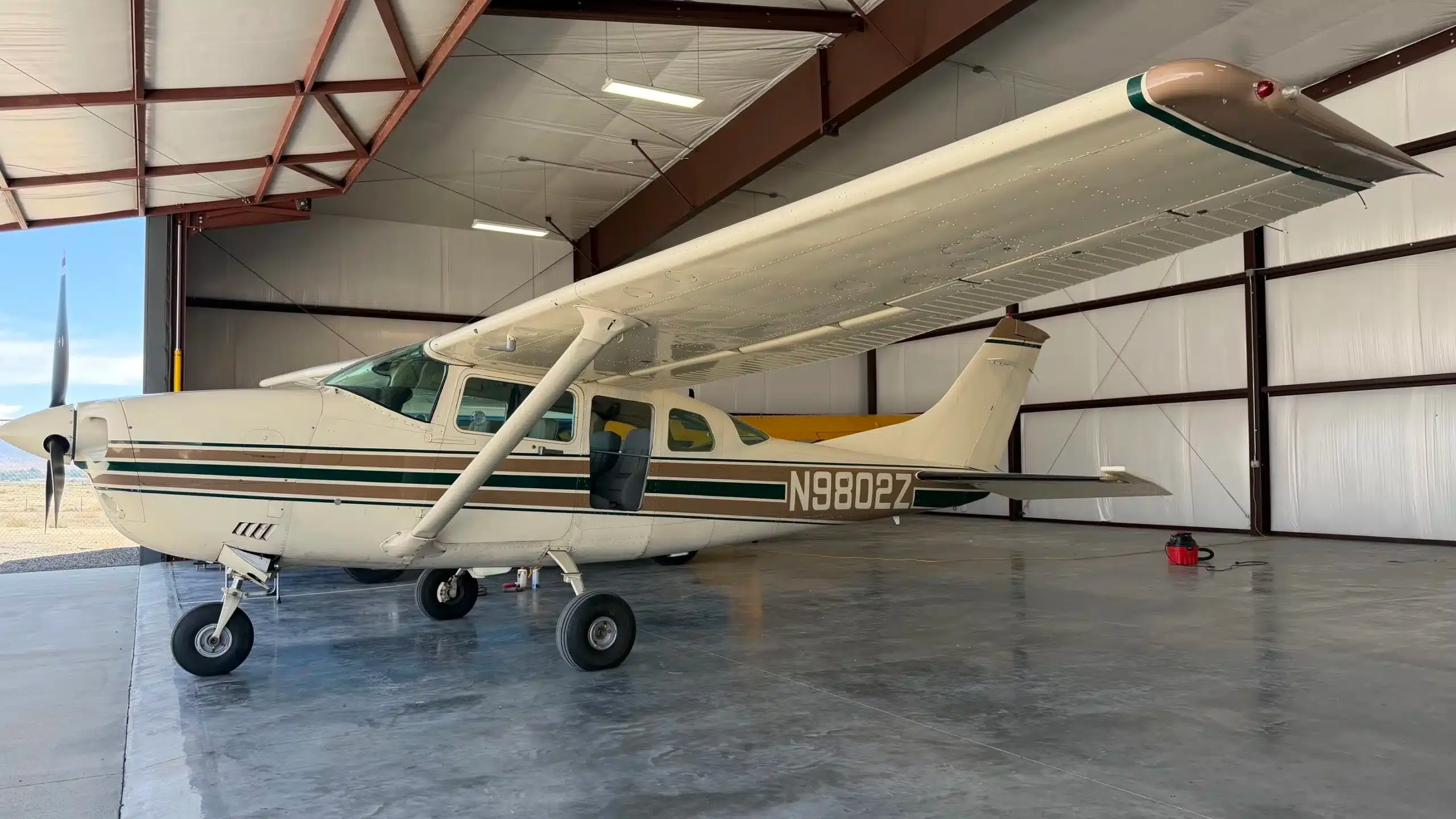 Exterior view of a 2006 Cessna T182T Skylane, N10909.
