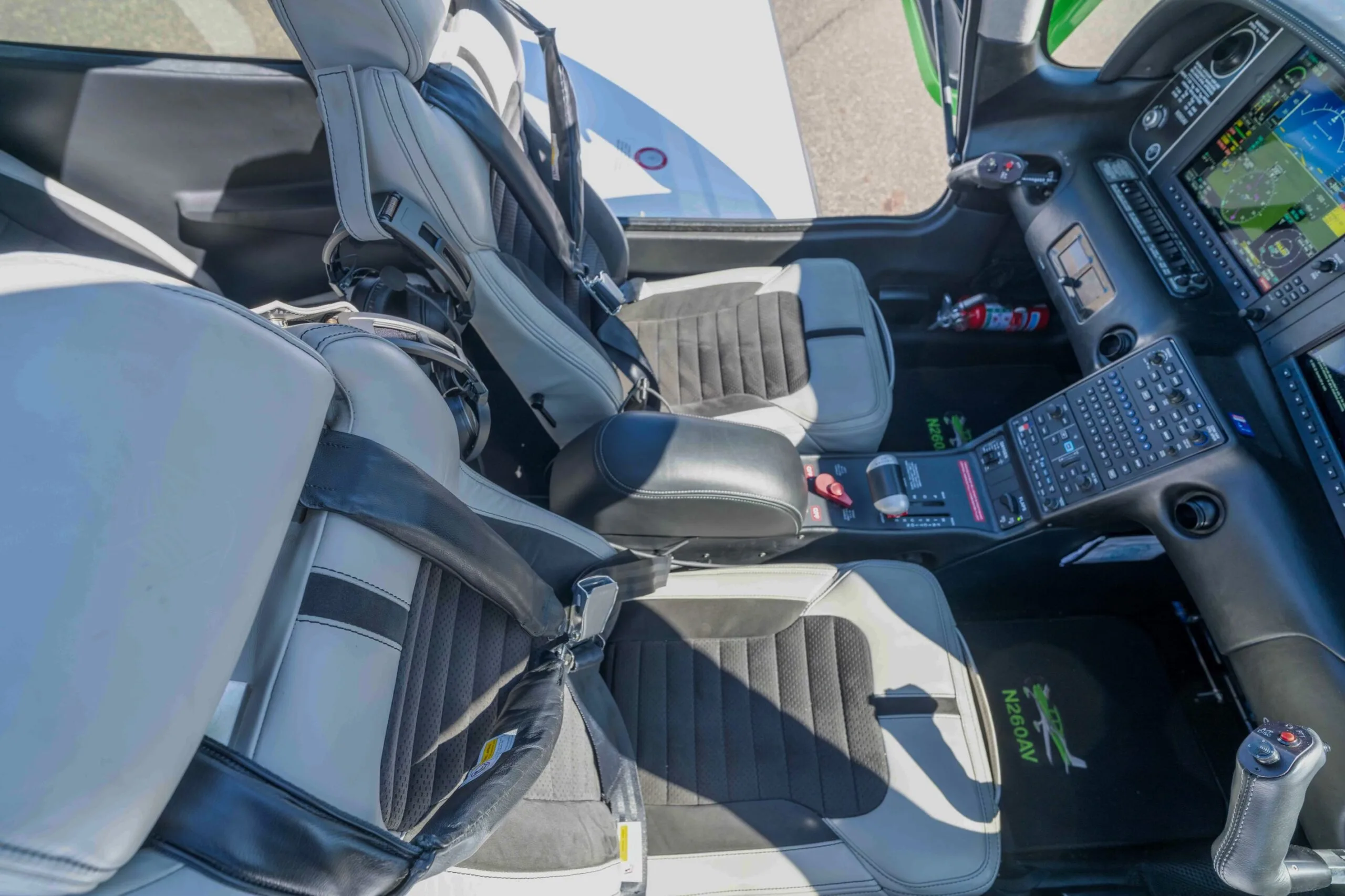 Cockpit and instrument panel of a 2018 Cirrus SR22-G6 TURBO.