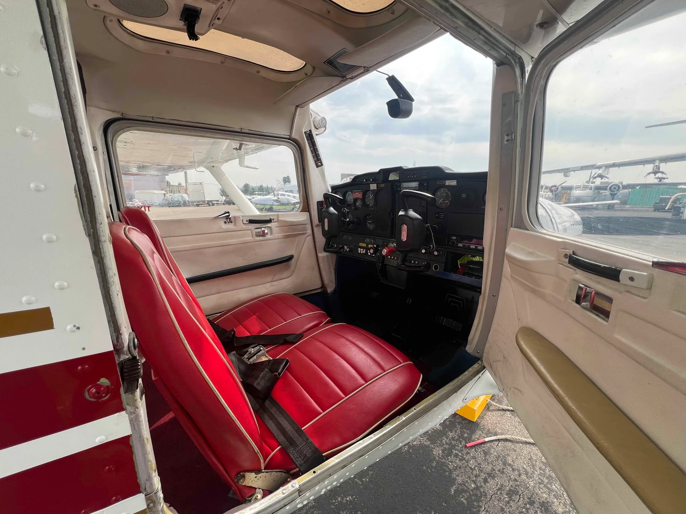 Cockpit and instrument panel of a 1976 Cessna F150M.