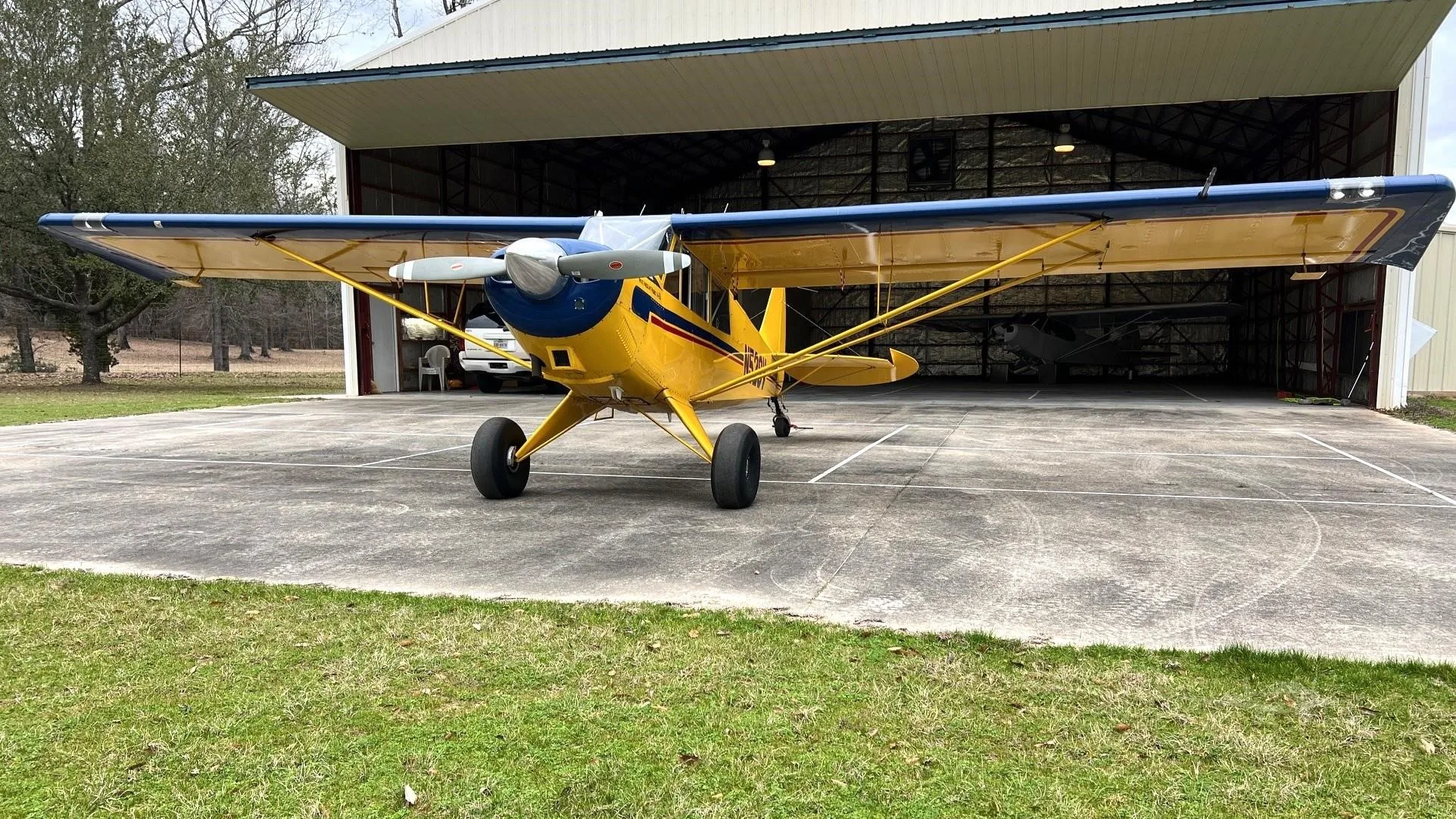 Exterior view of a 2004 AVIAT HUSKY A-1B, N52SV.