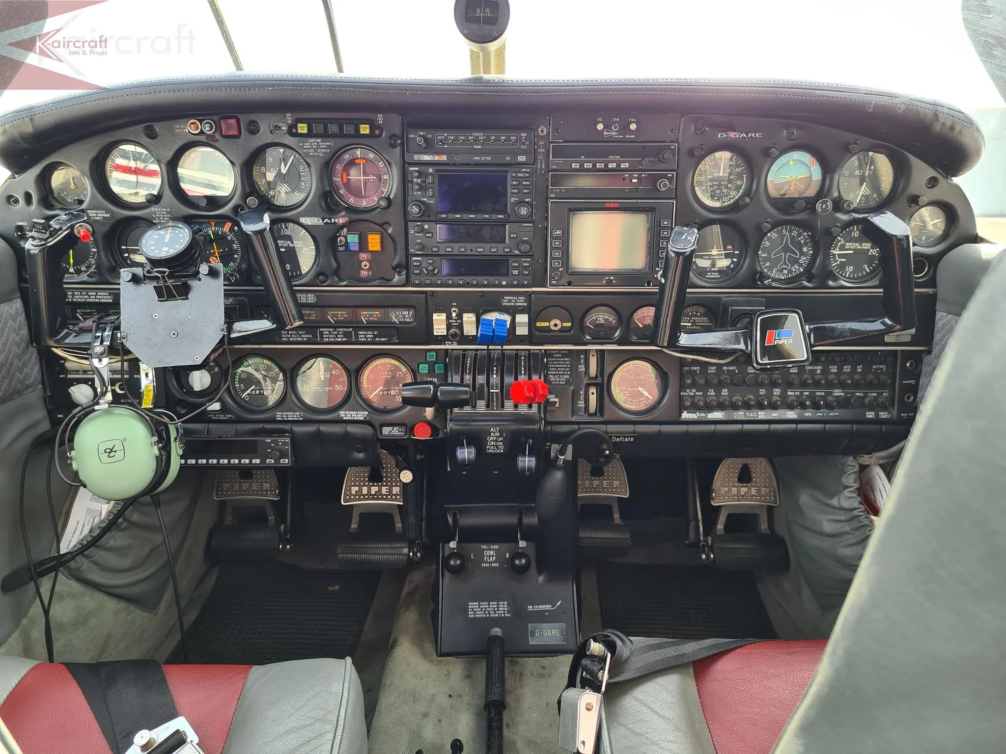 Cockpit and instrument panel of a 1978 PIPER SENECA II.