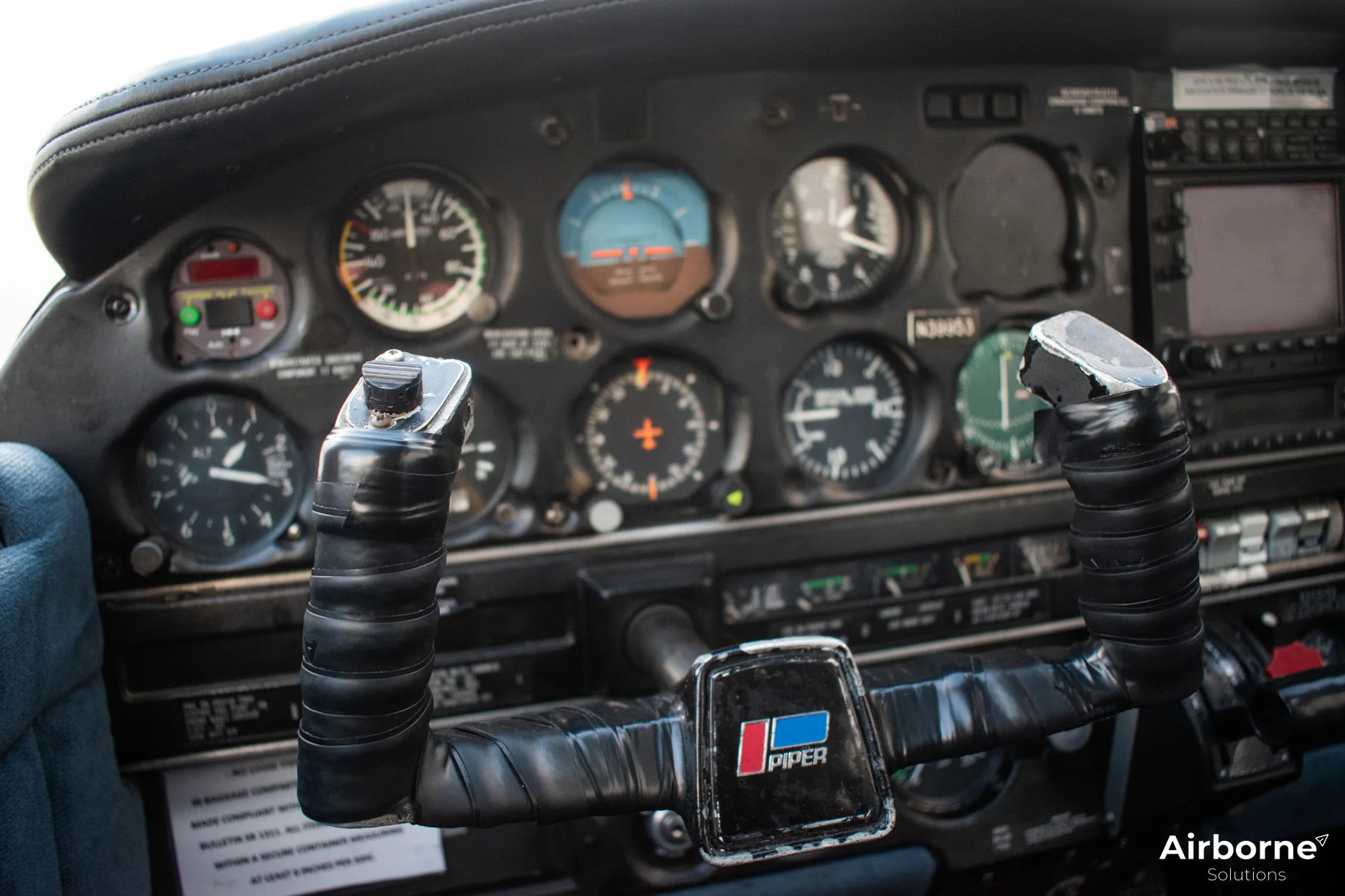 Cockpit and instrument panel of a 1978 Piper PA-28-161 Cherokee Warrior II.