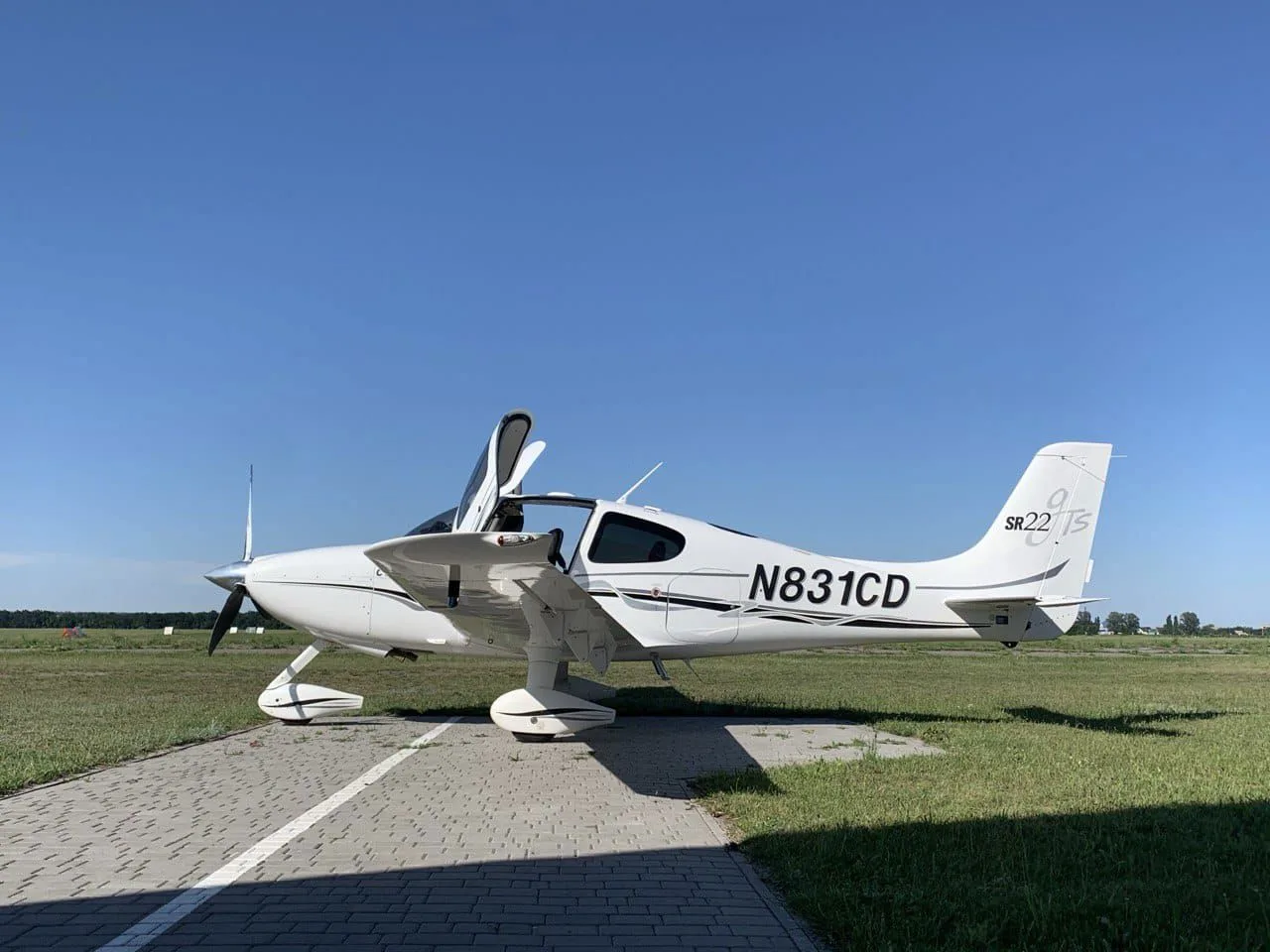 Exterior view of a 2005 Cirrus SR22 G2.