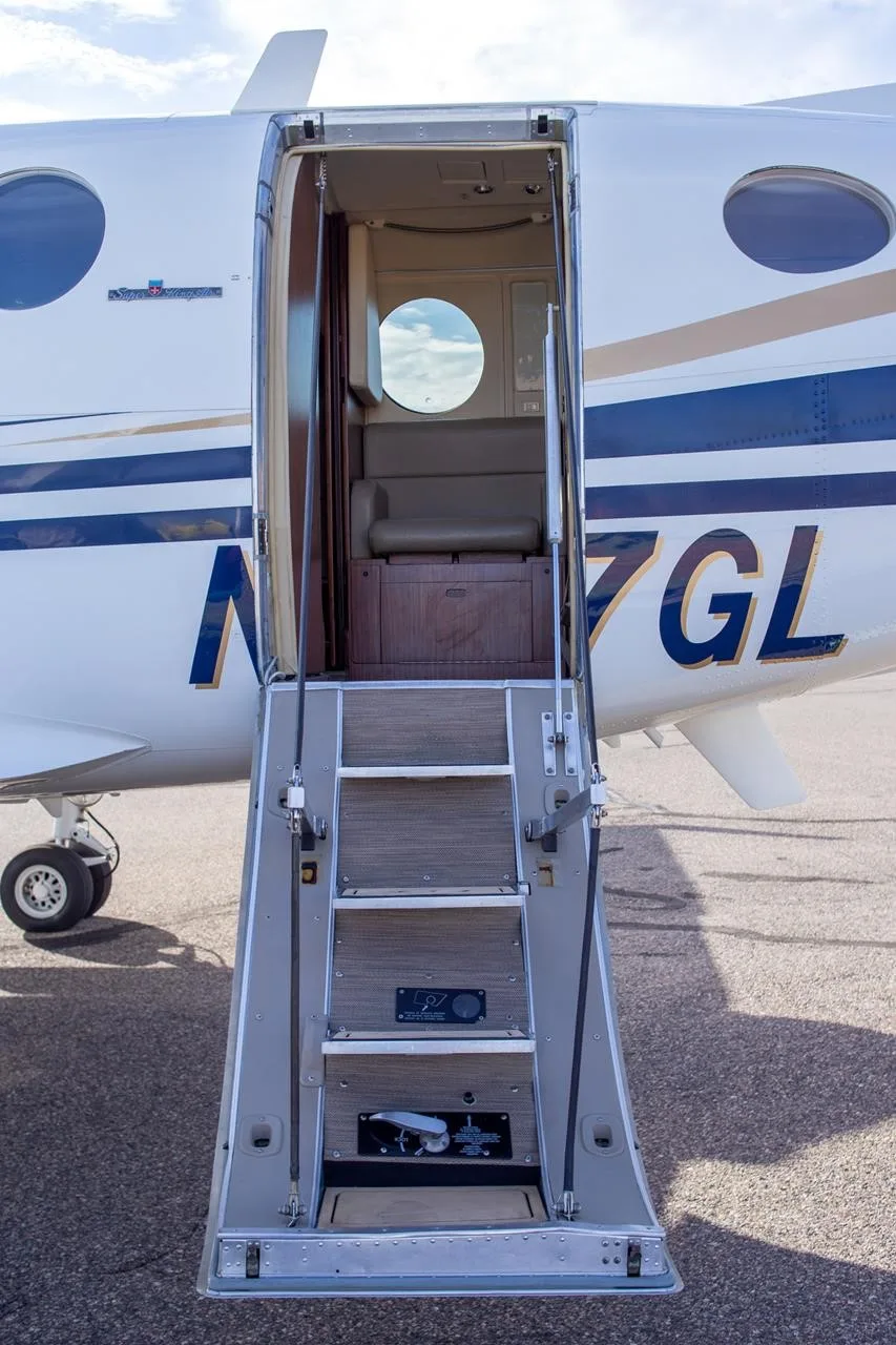 Exterior view of a 1991 BEECHCRAFT KING AIR B200, N277GL.