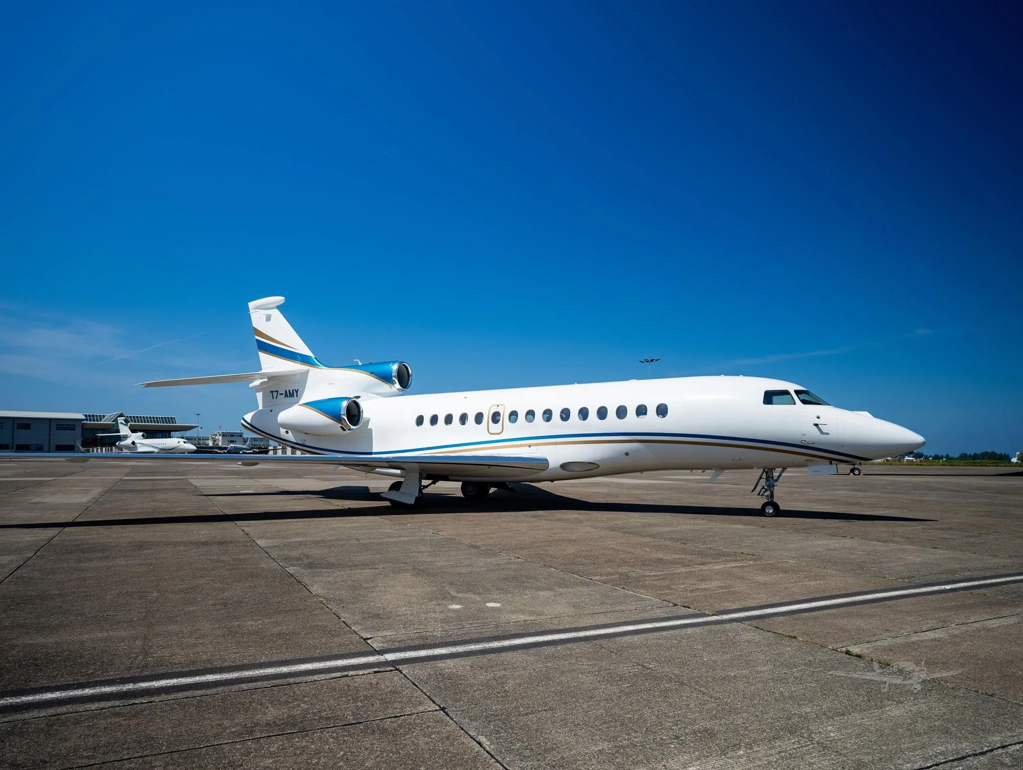 Exterior view of a 2012 DASSAULT FALCON 7X, T7-AMY.