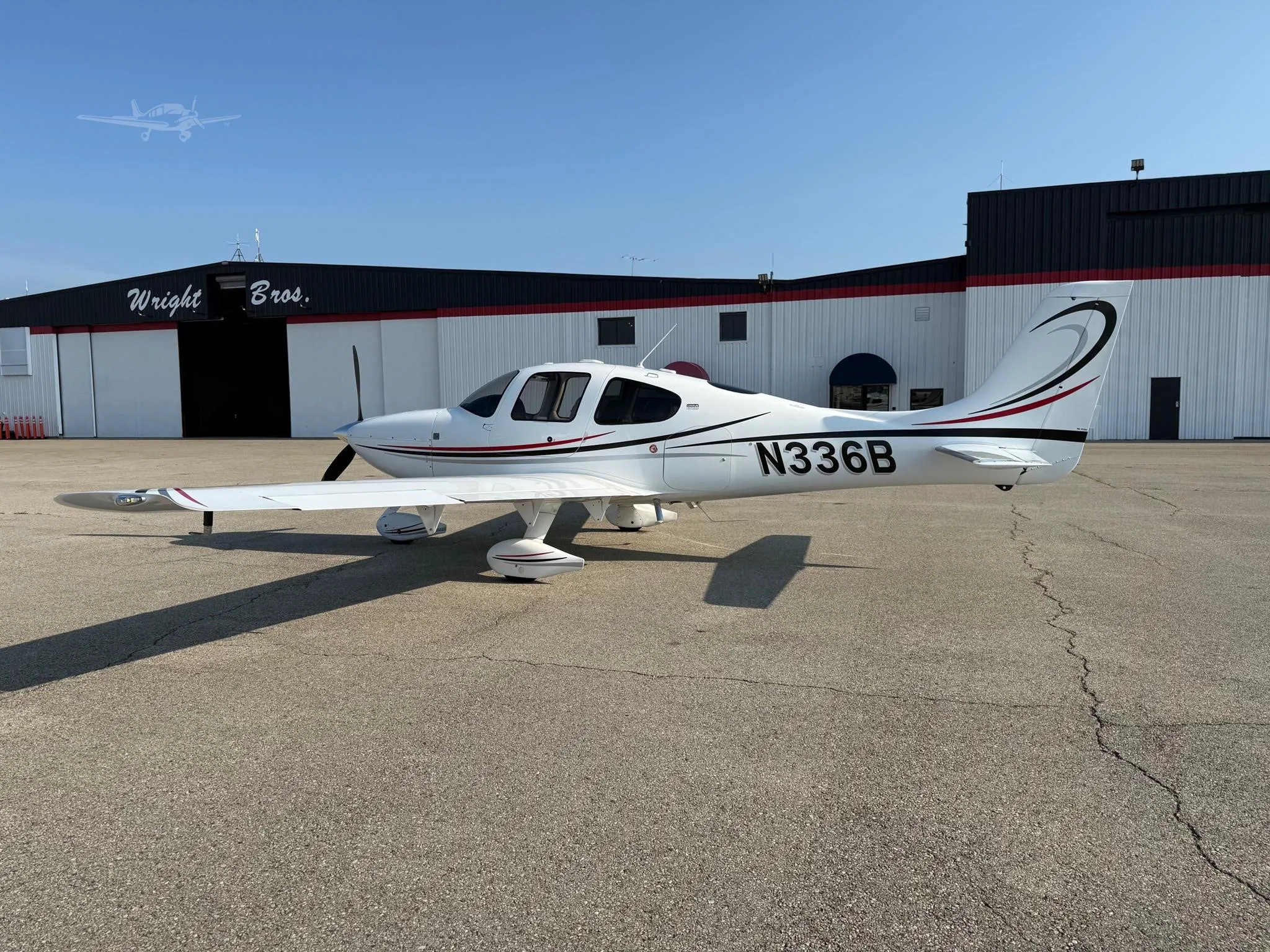Exterior view of a 2006 CIRRUS SR22-G2, N336B.
