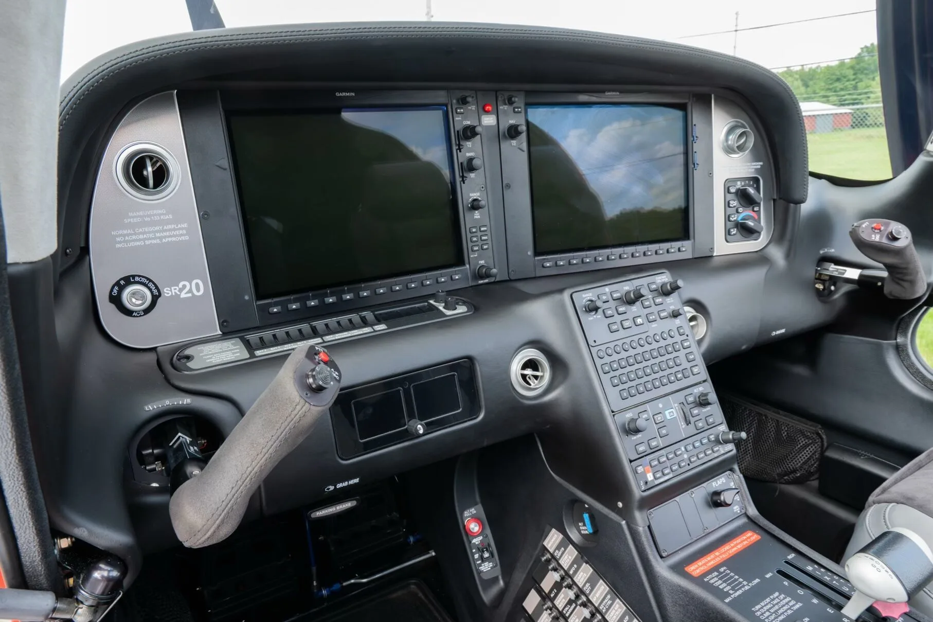 Avionics suite of a 2023 Cirrus SR20-G6 Premium.