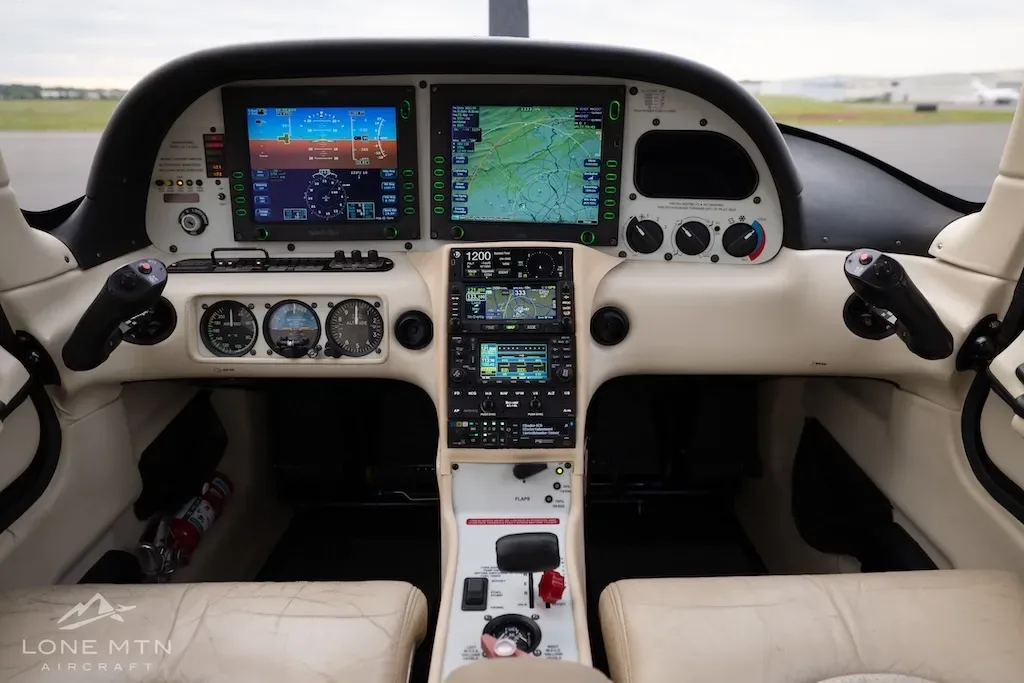 Cockpit and instrument panel of a 2006 Cirrus SR22.