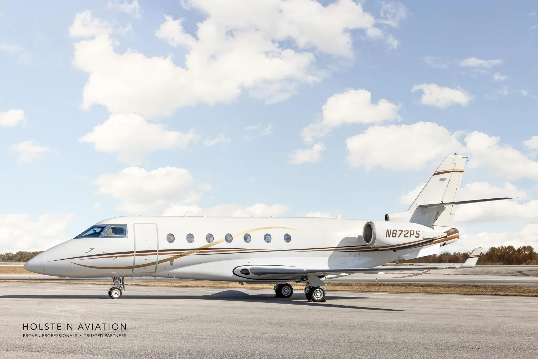 Exterior view of a 2000 GULFSTREAM G200, N672PS.
