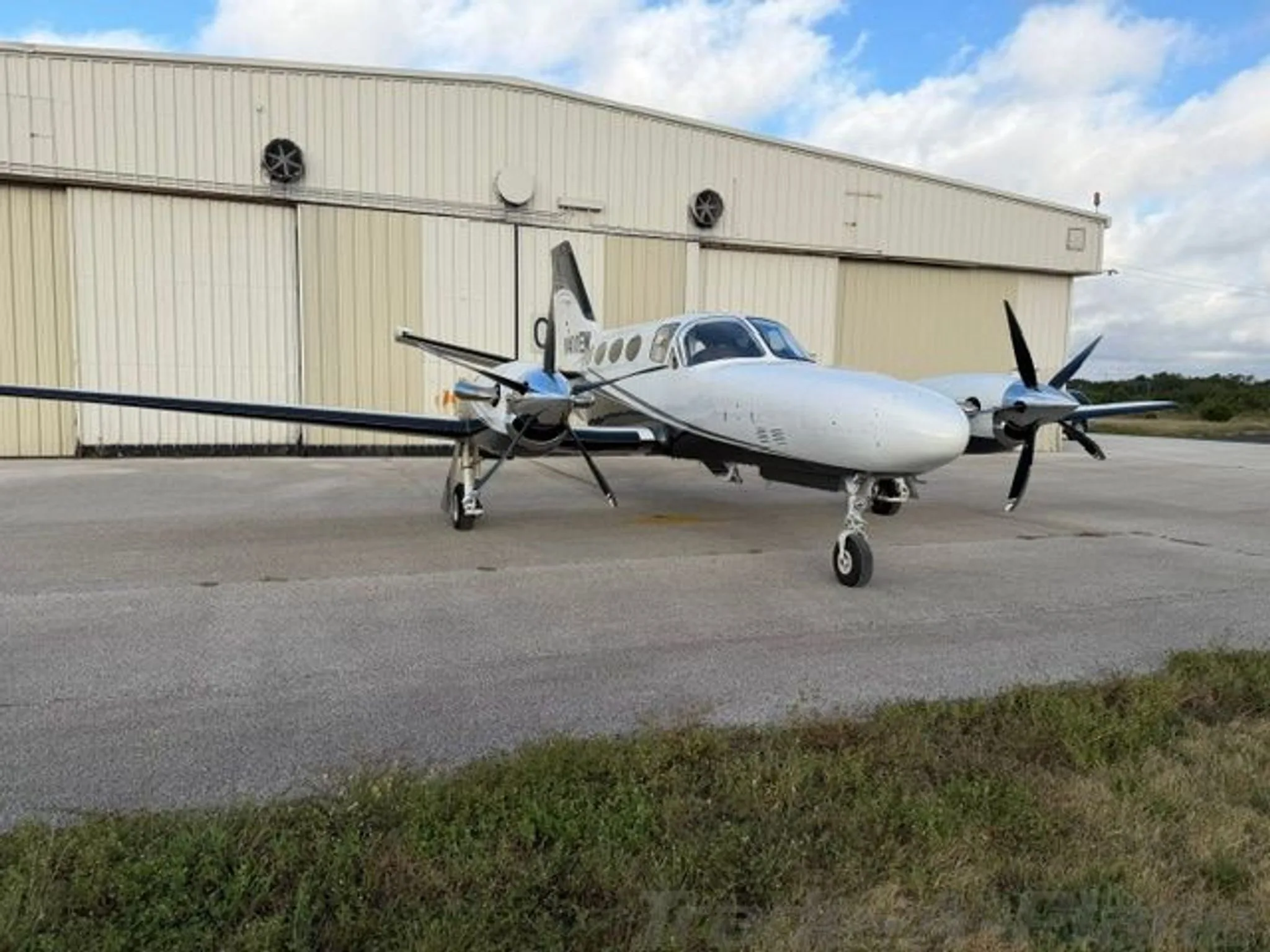 Exterior view of a 1981 CESSNA CONQUEST I, N400EW.