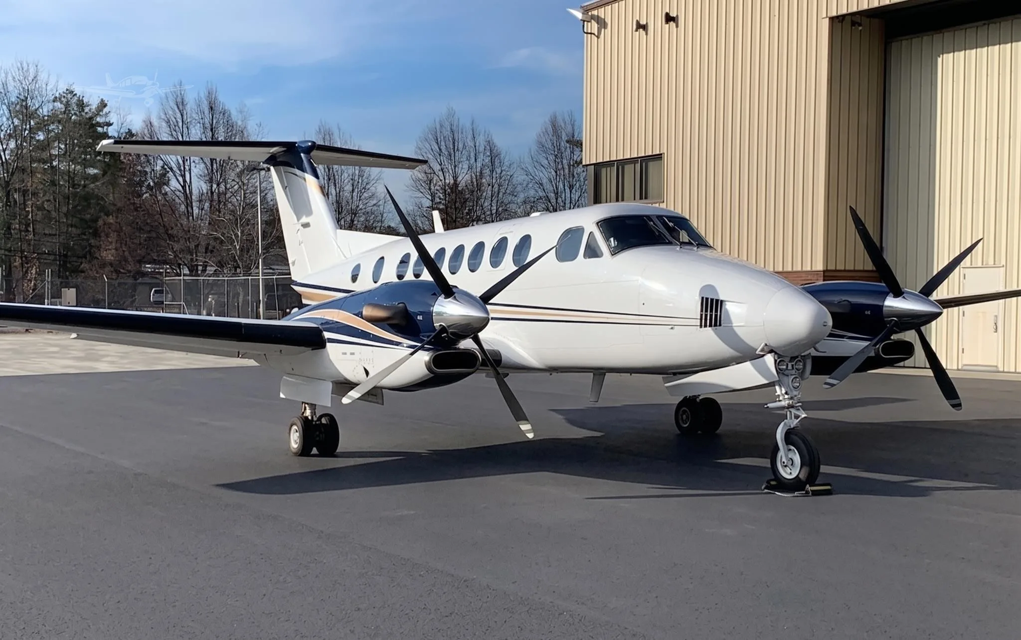 Exterior view of a 2007 BEECHCRAFT KING AIR 350, N672MM.