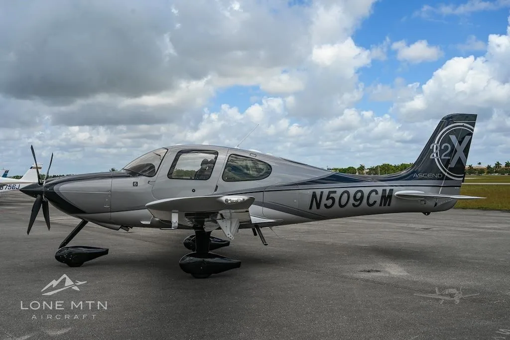 Exterior view of a 2010 CIRRUS SR22-G3, N509CM.