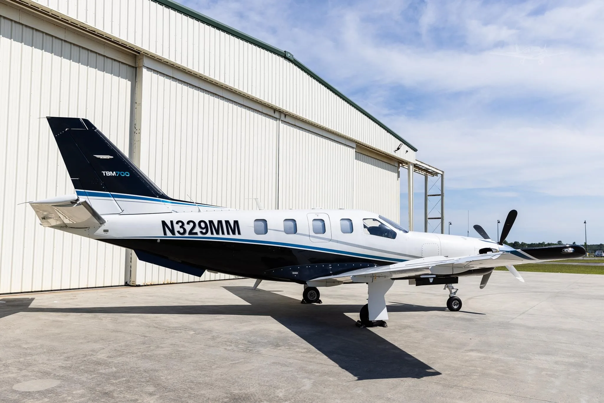 Exterior view of a 2001 DAHER TBM 700B.