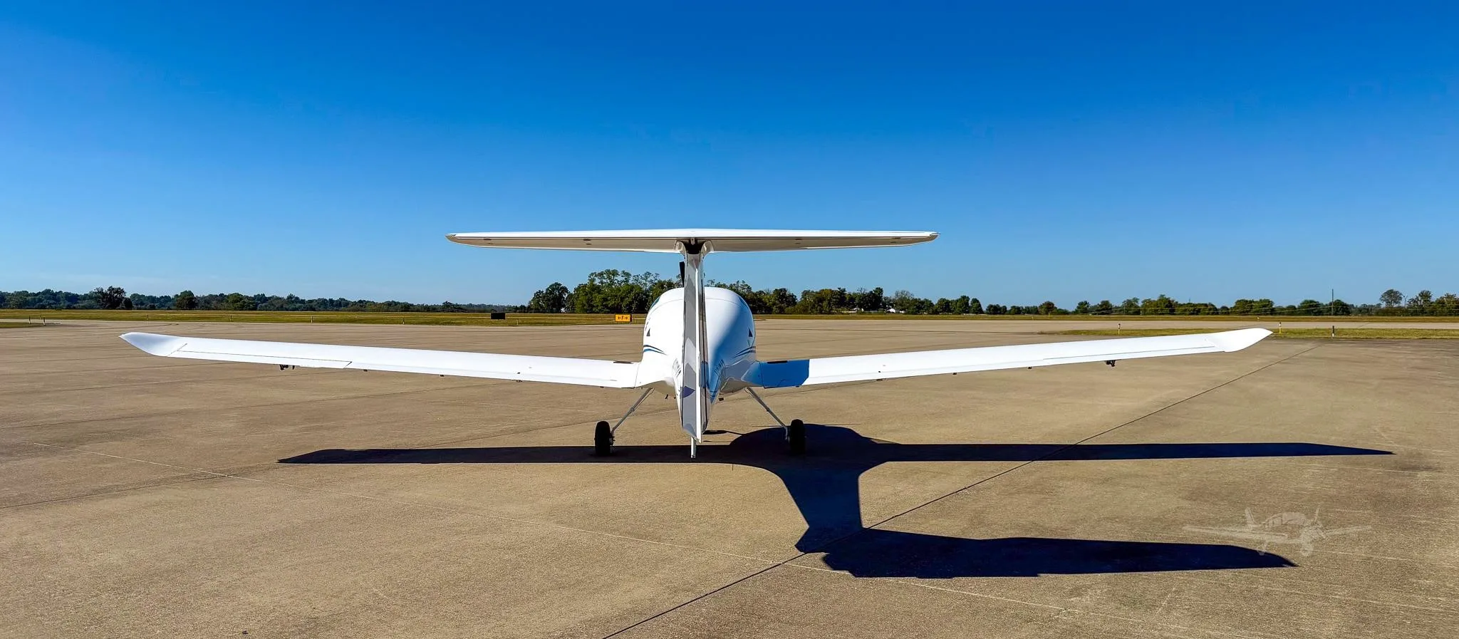 Exterior view of a 1998 DIAMOND DA20-C1, N916AZ.