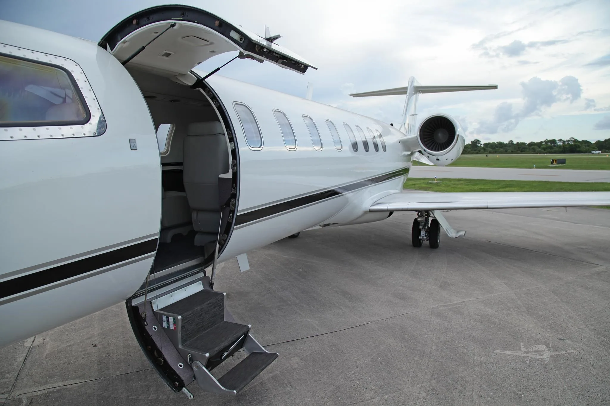 Exterior view of a 2000 LEARJET 45, N740TF.