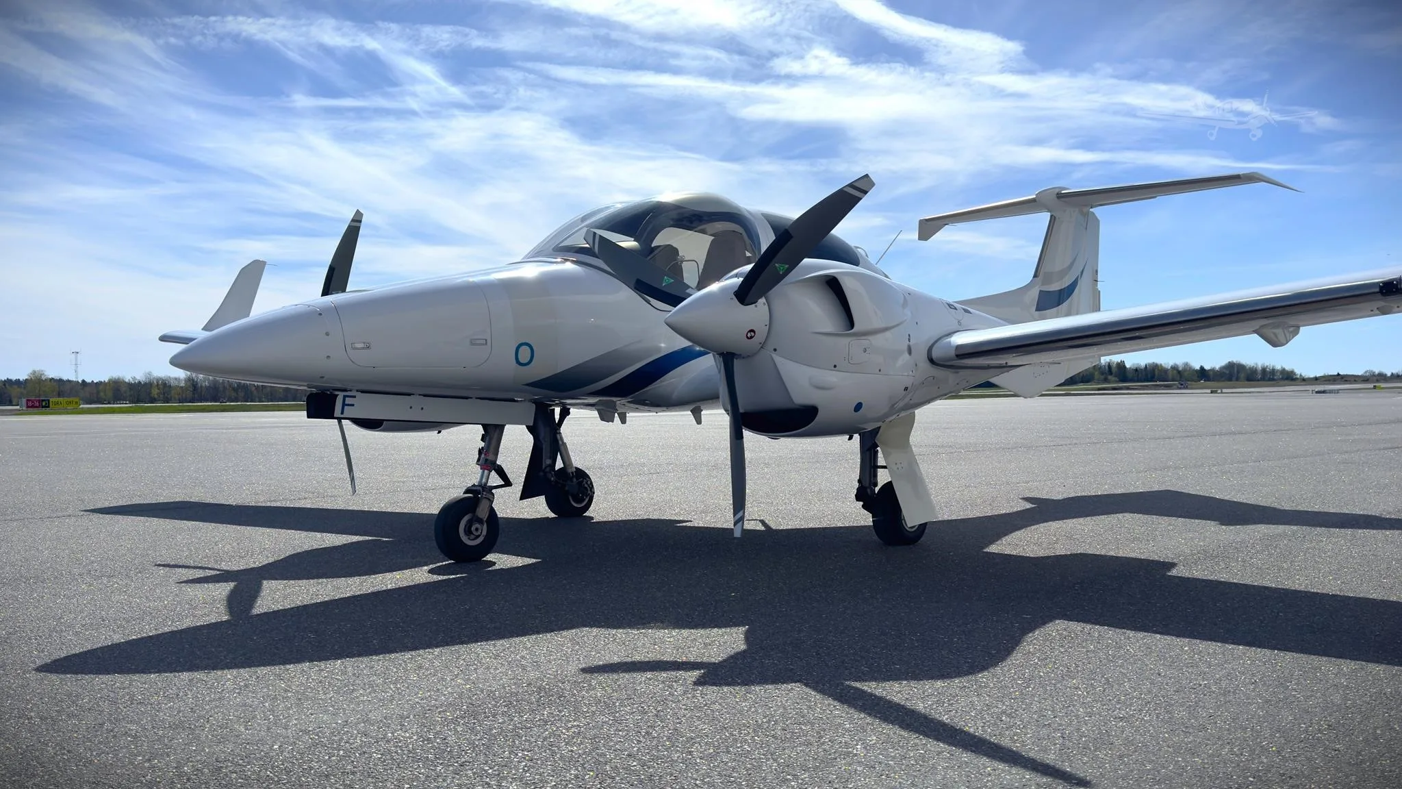 Exterior view of a 2019 DIAMOND DA42 VI, LN-PFF.