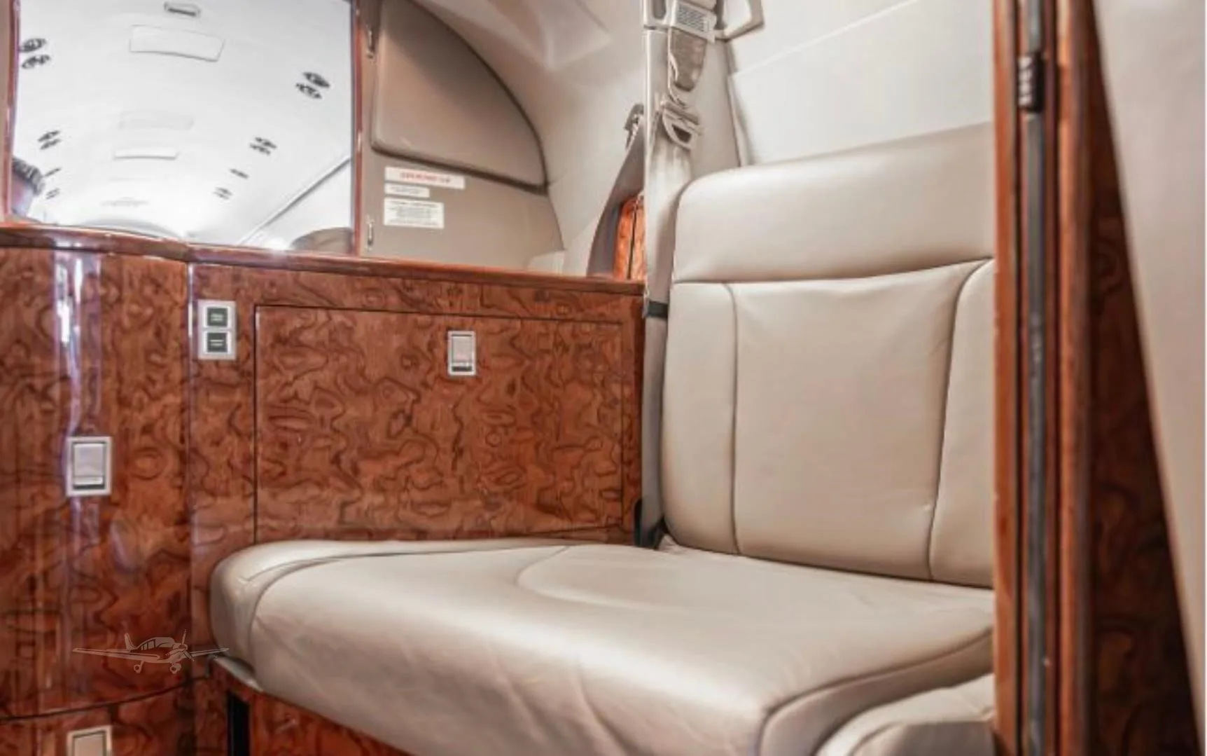 Cabin interior of a 2007 HAWKER 400XP.