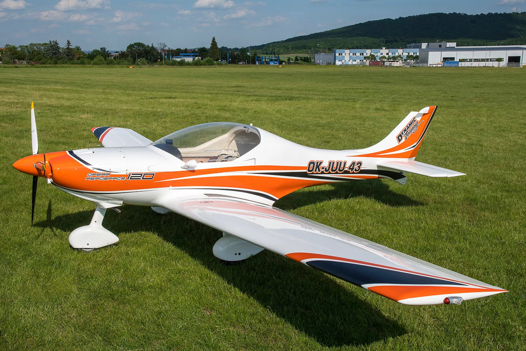 Marketing image of a 2004 Aerospool WT9 Dynamic Club.