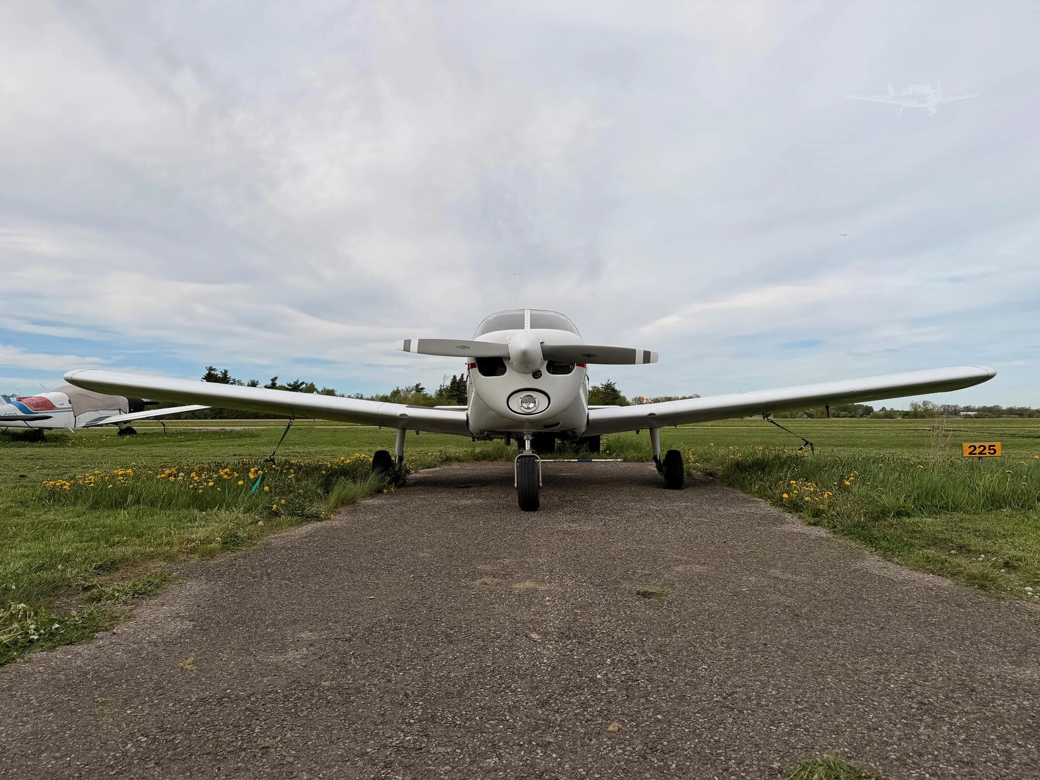 Exterior view of a 1971 PIPER CHEROKEE 140, CF-ZJN.