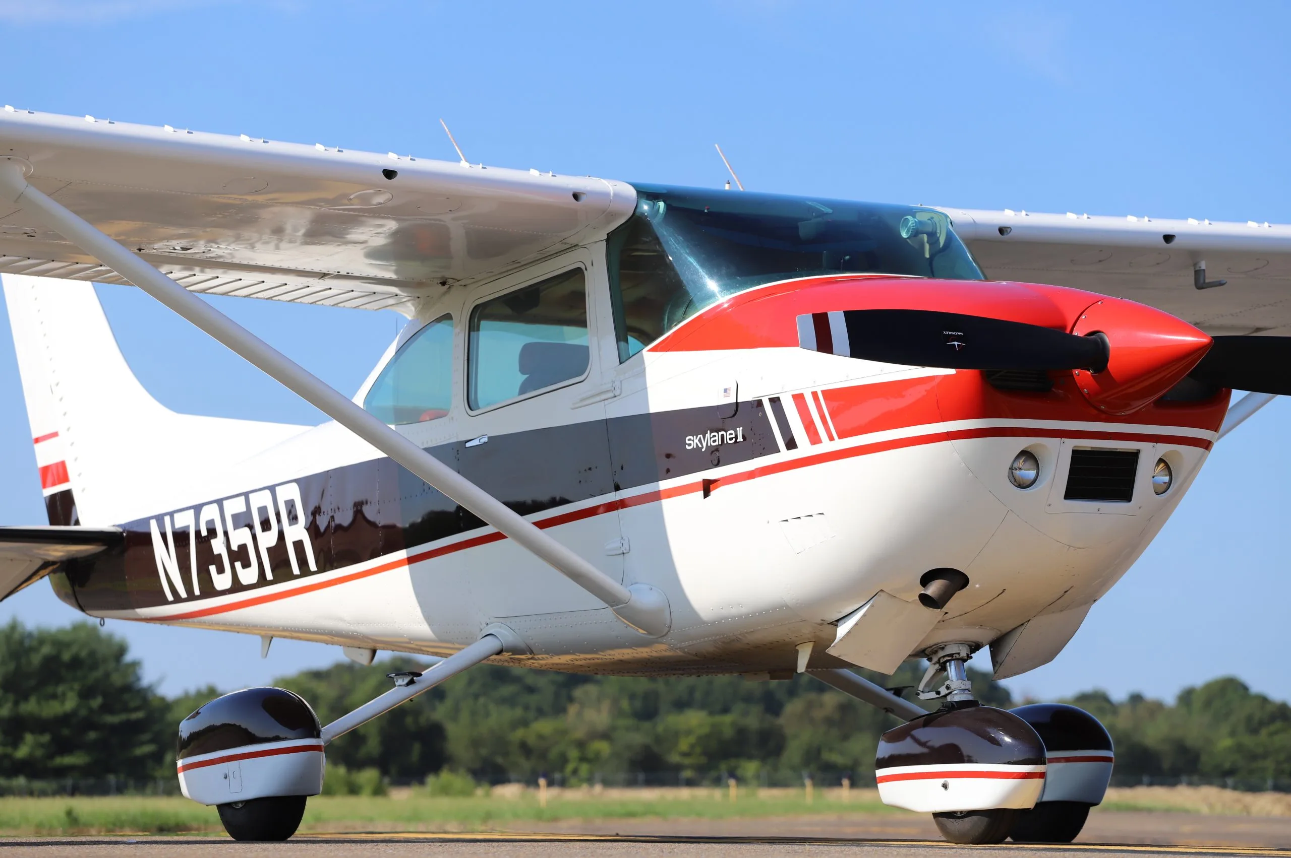 Exterior view of a 1977 Cessna 182Q SKYLANE.
