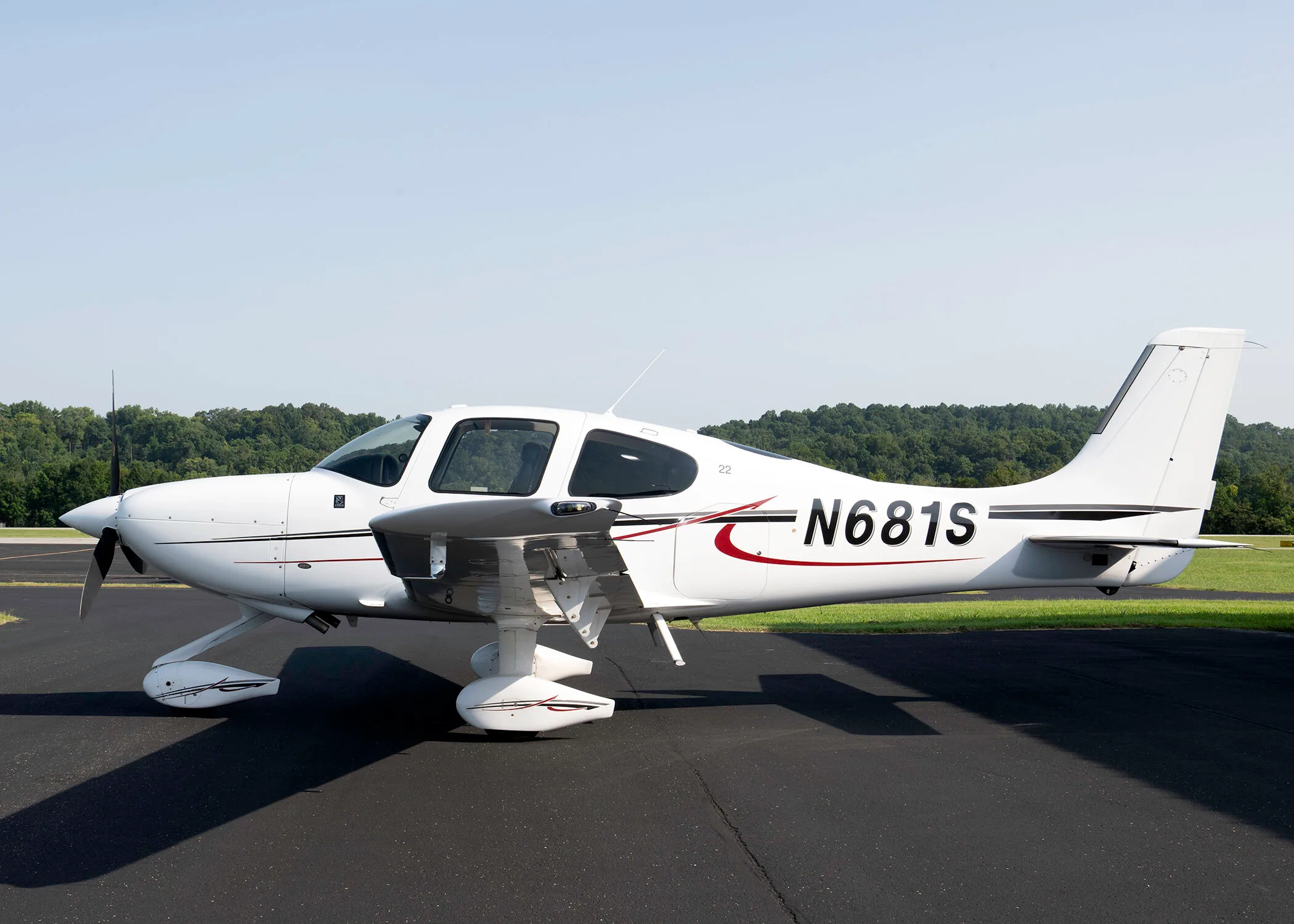 Exterior view of a 2016 Cirrus SR22-G5, N681S.