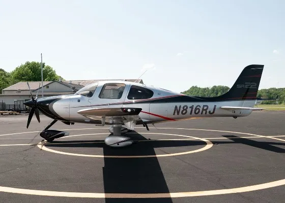Exterior view of a 2001 Cirrus SR22, N816RJ.