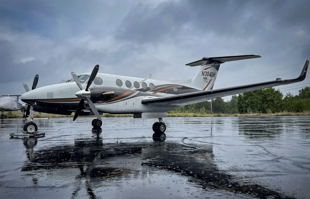Exterior view of a 1986 BEECHCRAFT KING AIR 300, N304SH.