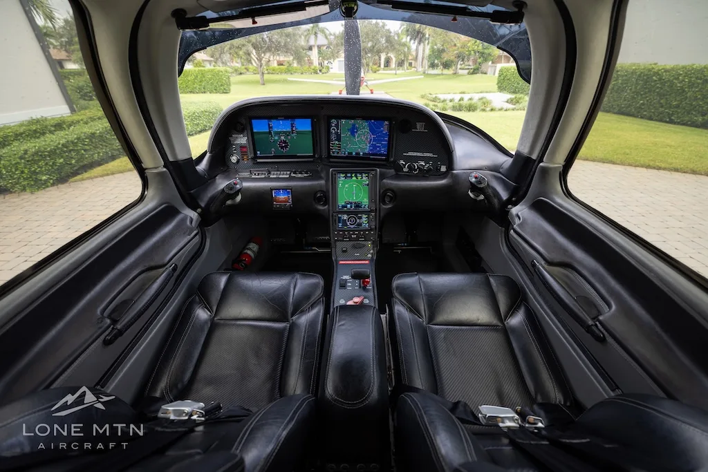 Cockpit and instrument panel of a 2004 Cirrus SR22 G2 GTS.