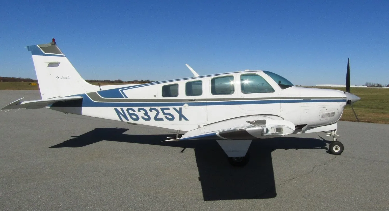 Exterior view of a Beech Piston C23 Sundowner, D-EPPR.