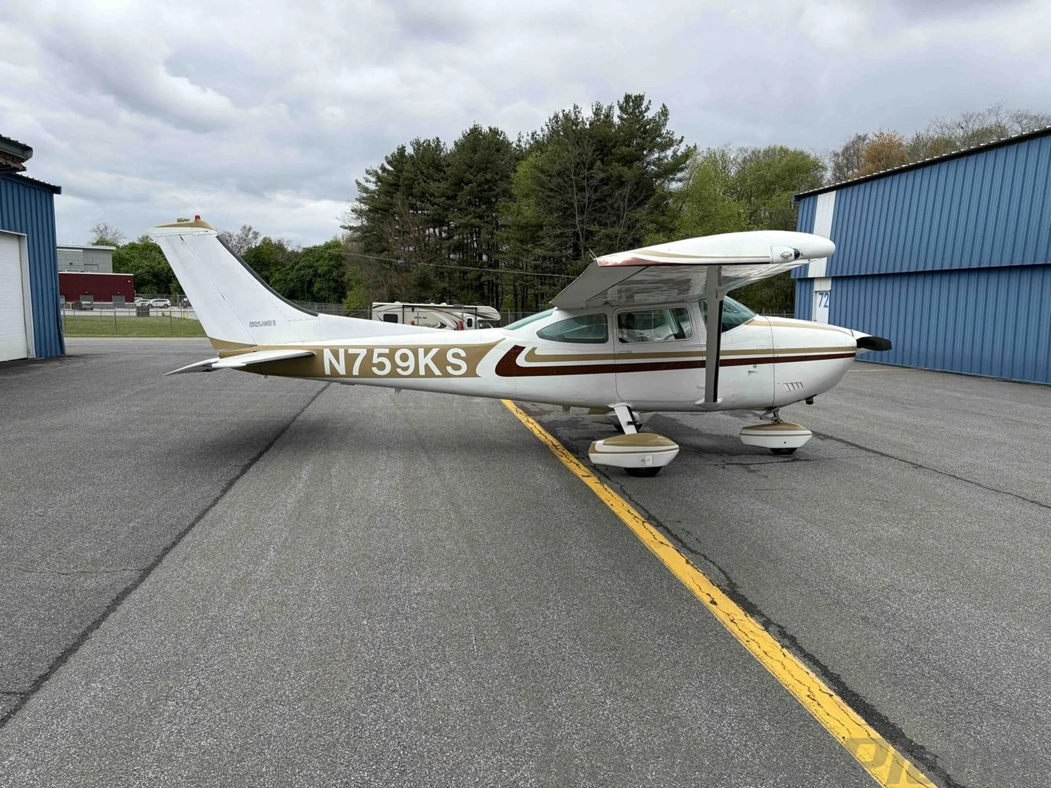 Exterior view of a 1977 CESSNA 182Q SKYLANE, N759KS.