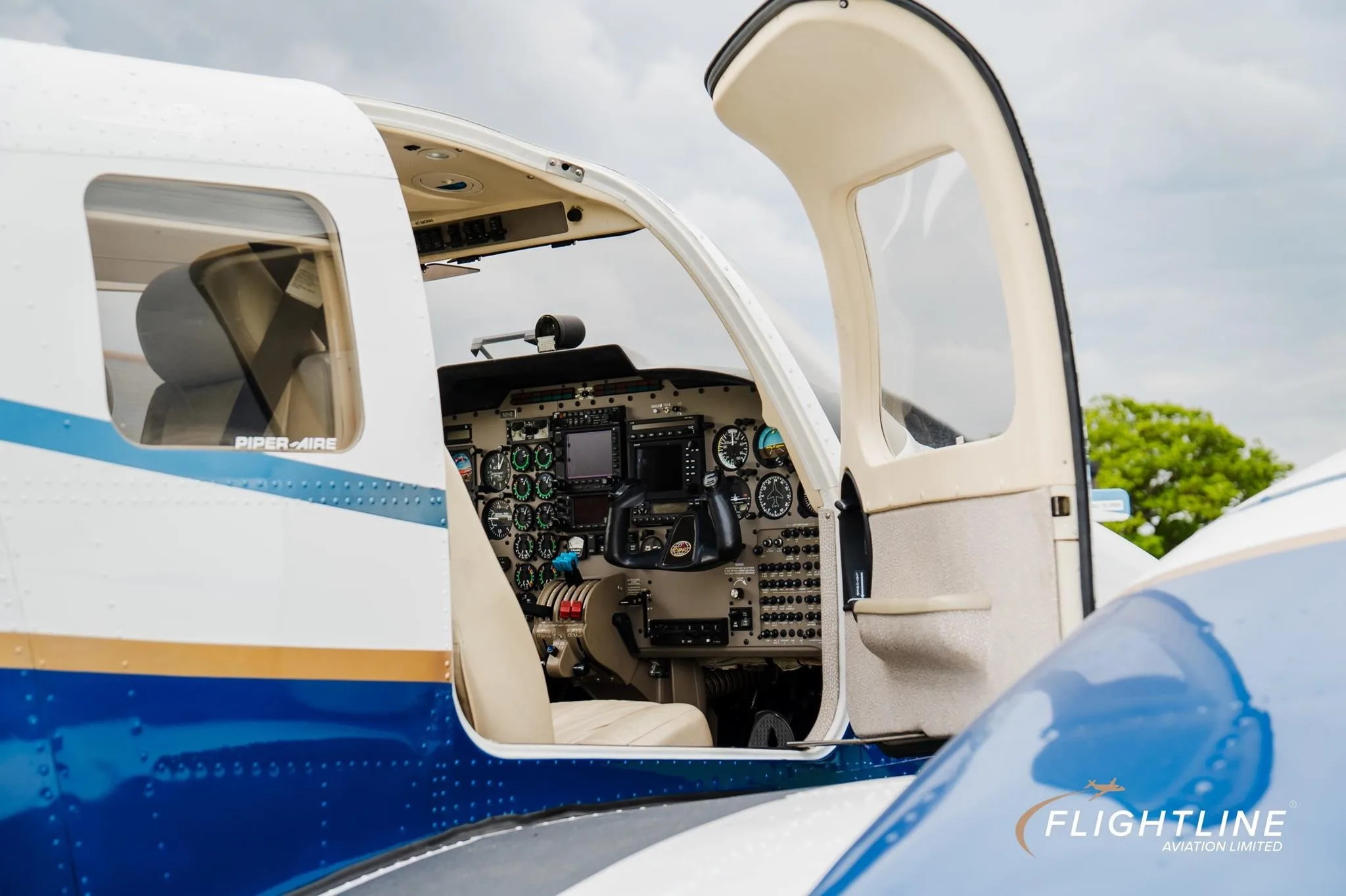 Cockpit and instrument panel of a 2001 PIPER SENECA V.