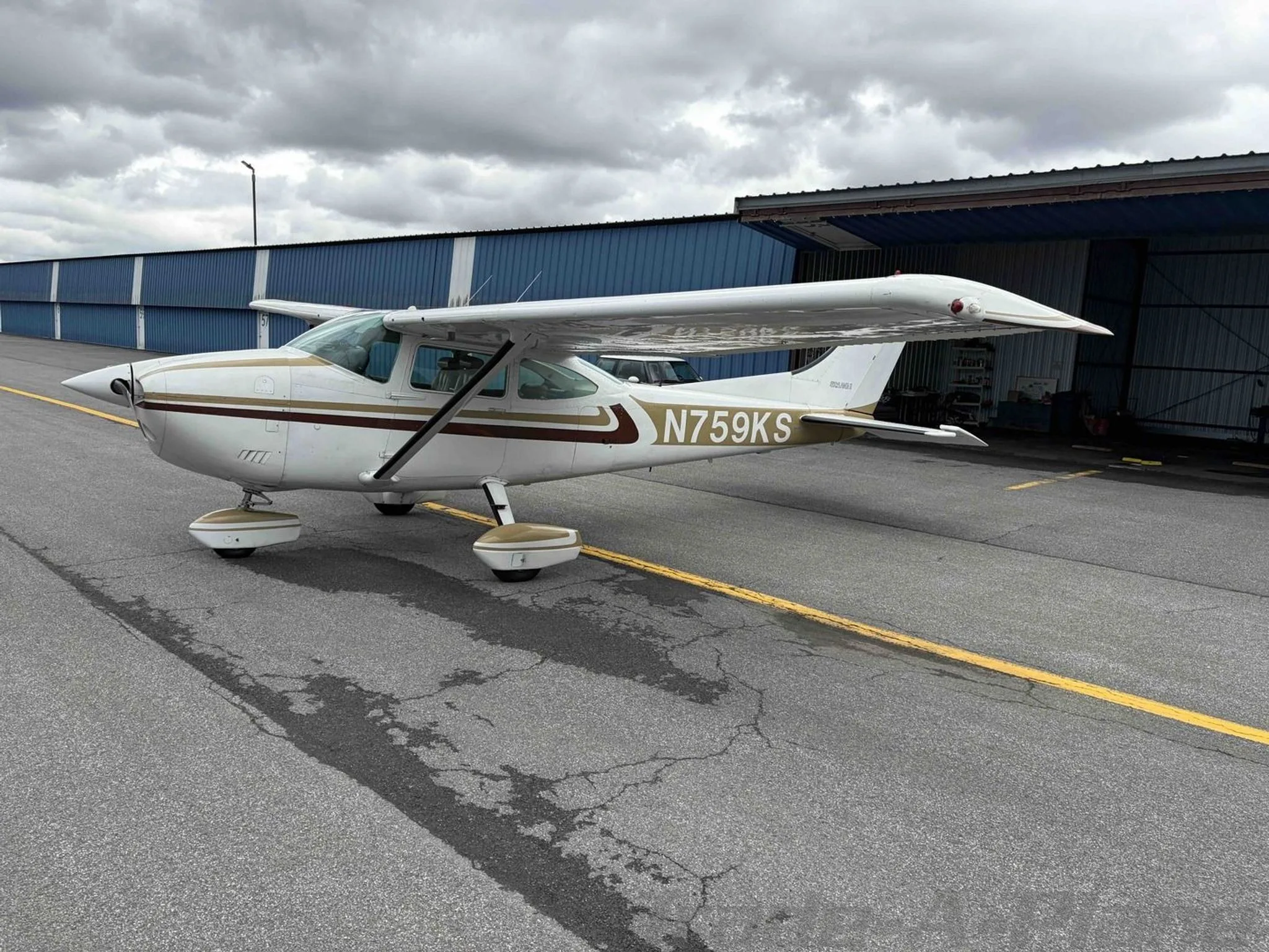 Exterior view of a 1977 CESSNA 182Q SKYLANE, N759KS.