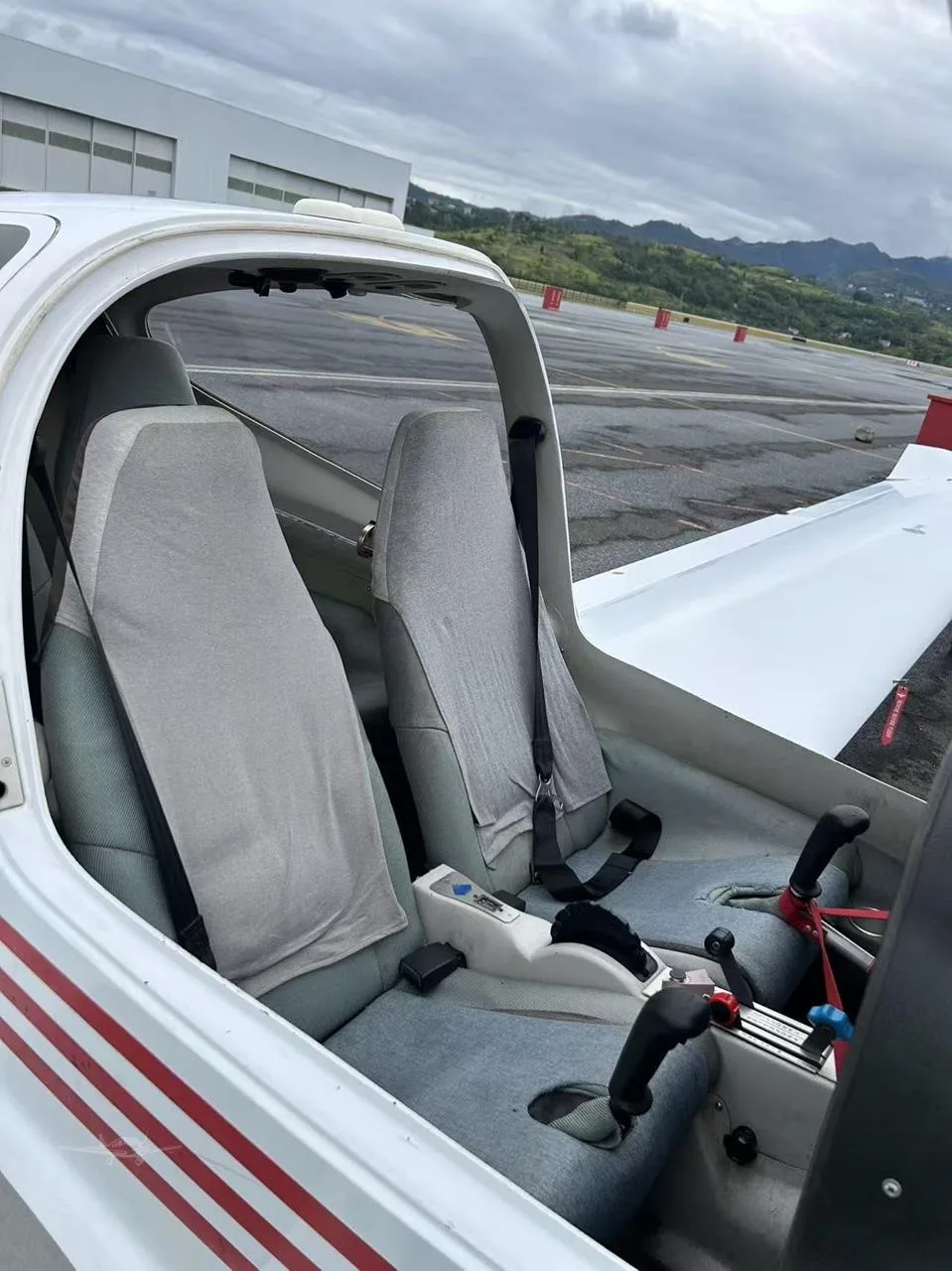 Cockpit and instrument panel of a 2007 DIAMOND DA40-180 STAR.