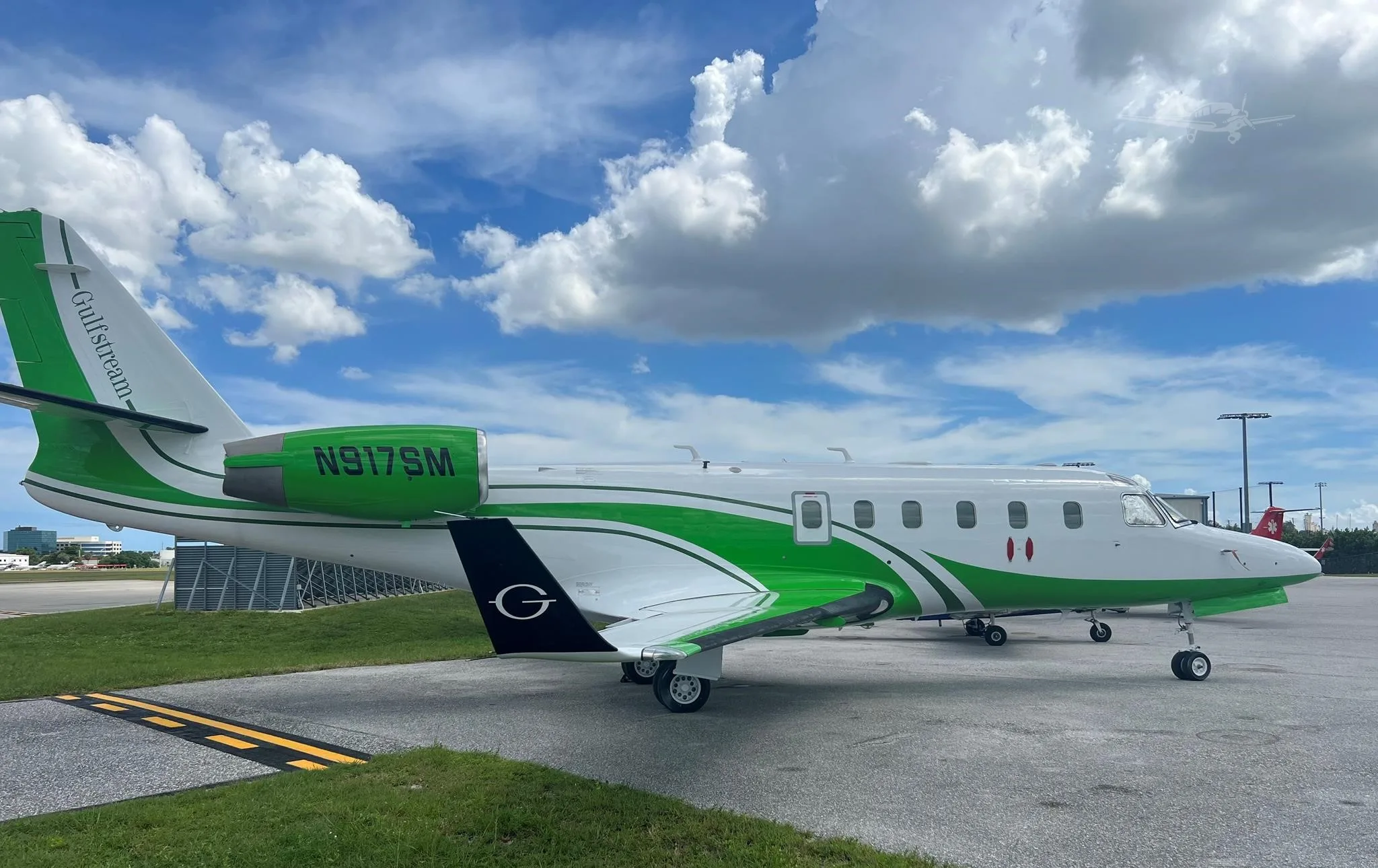 Exterior view of a 1998 ASTRA/GULFSTREAM ASTRA SPX.