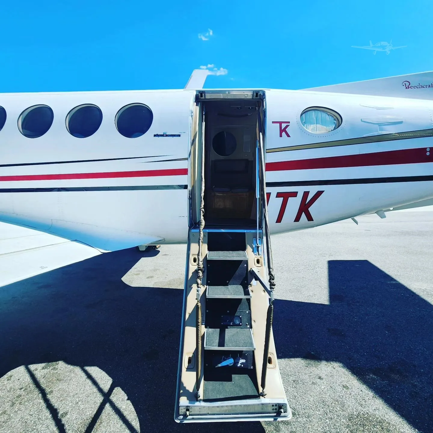 Exterior view of a 1980 BEECHCRAFT KING AIR 200, N54TK.