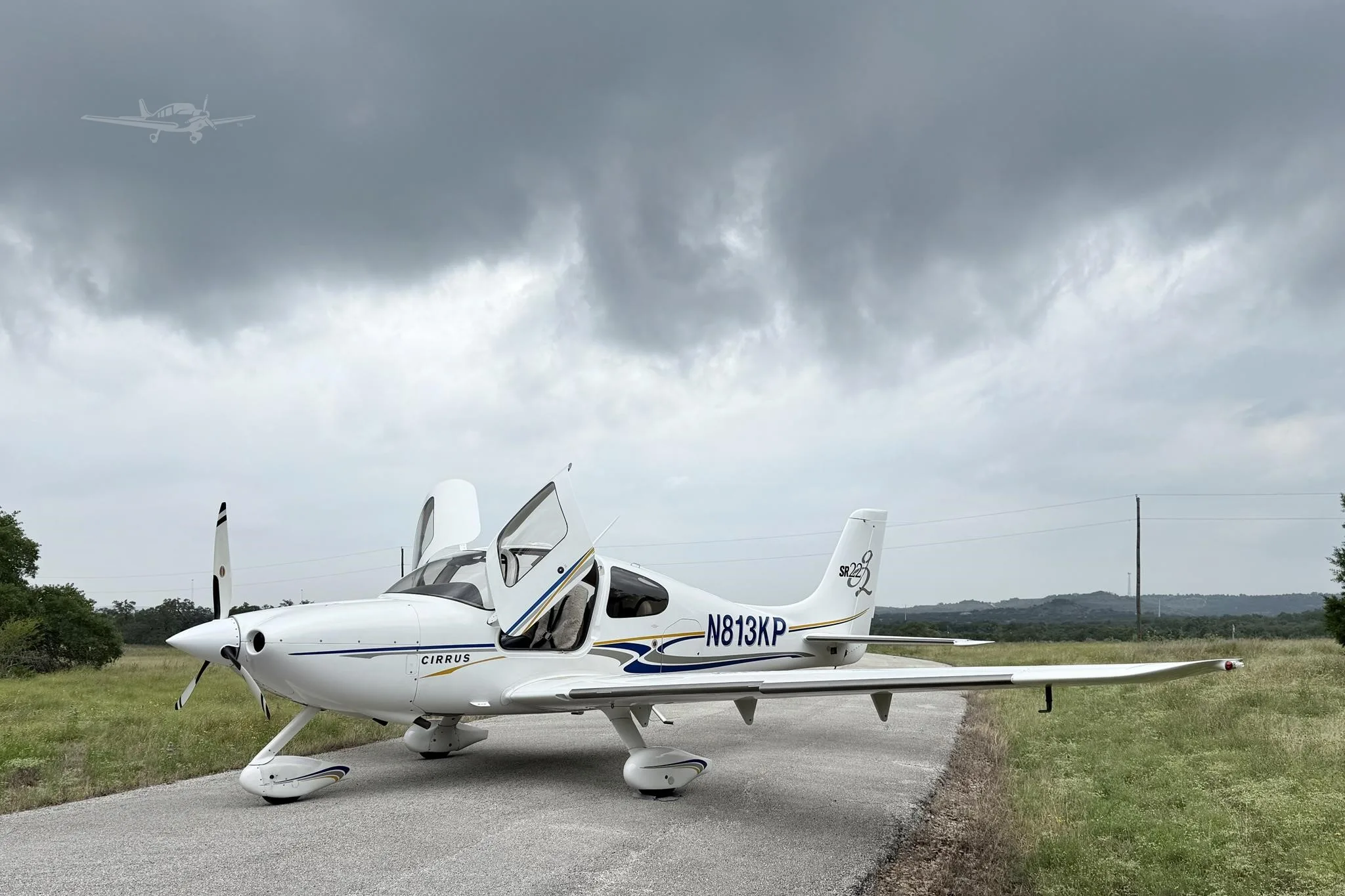 Exterior view of a 2004 CIRRUS SR22-G2, N813KP.