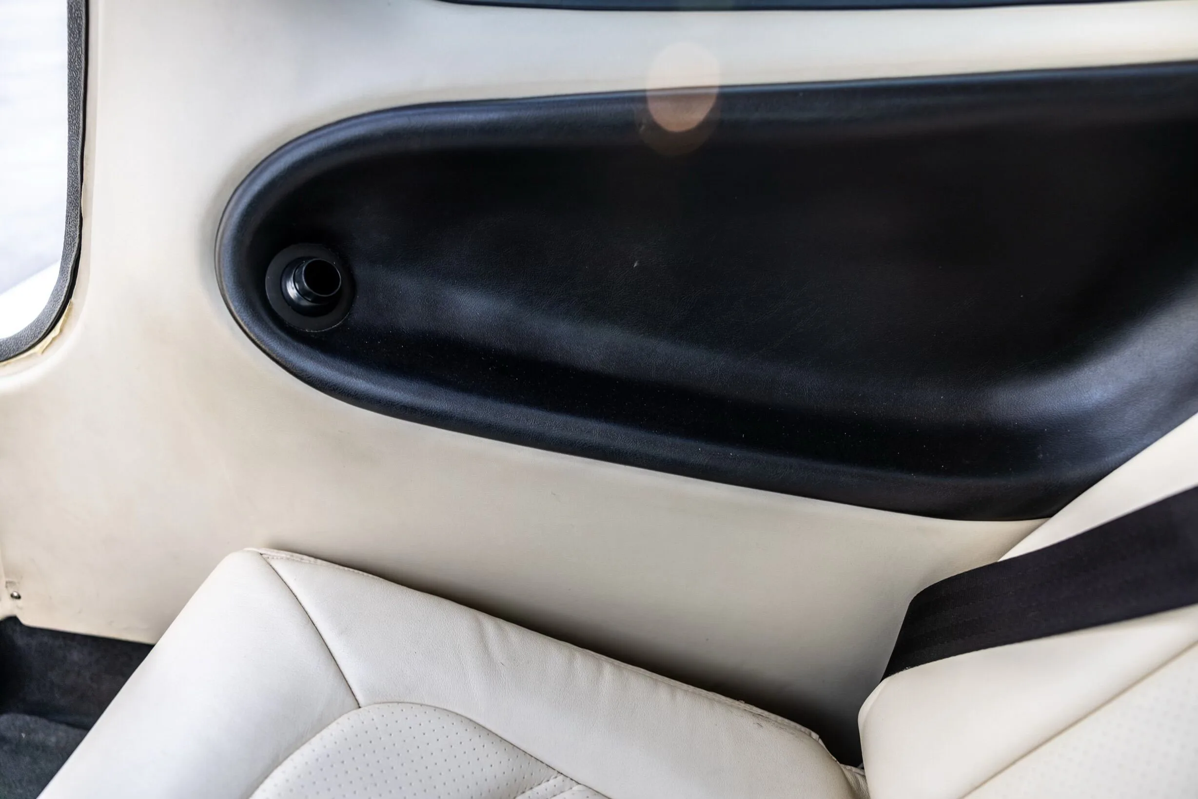 Cabin interior of a 2006 Cirrus SR22-G2 GTS.