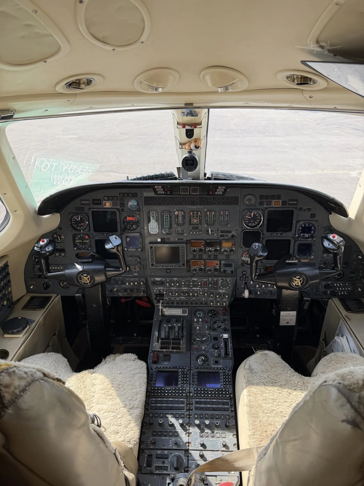 Cockpit and instrument panel of a 1986 CESSNA CITATION III.